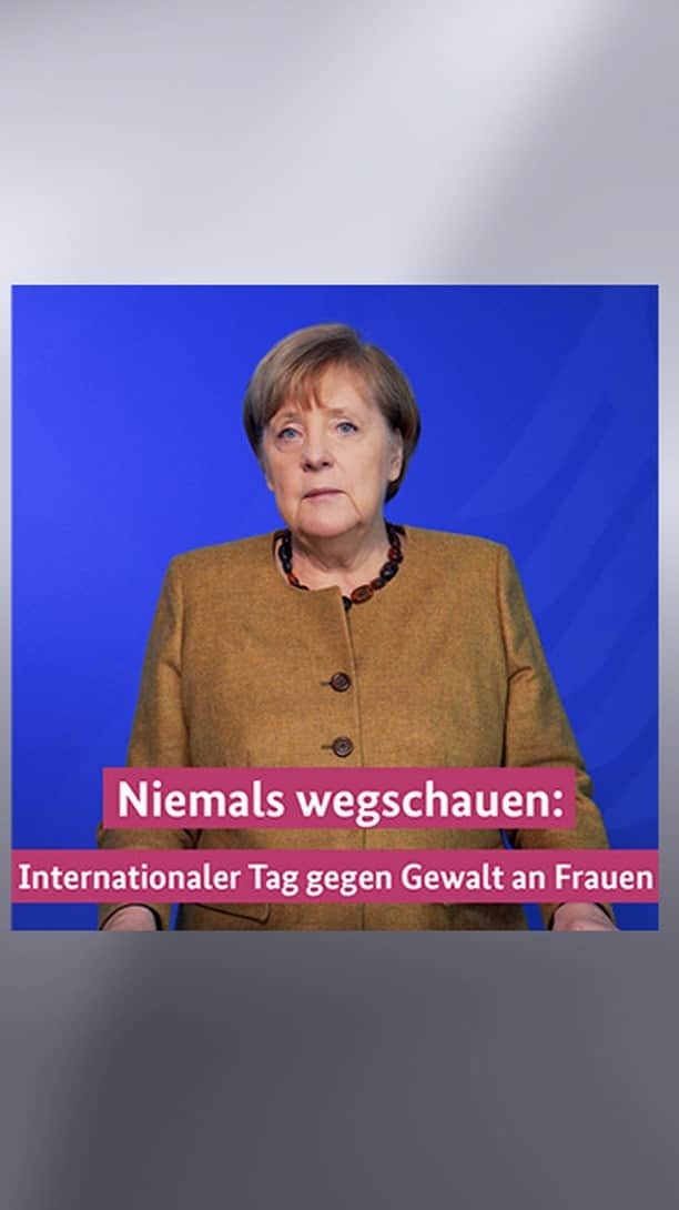 アンゲラ・メルケルのインスタグラム：「„Wir dürfen niemals wegschauen, wenn Mädchen oder Frauen Gewalt angedroht oder gar angetan wird,“ so Kanzlerin Merkel in ihrem aktuellen Podcast zum Internationalen Tag gegen Gewalt an Frauen in der kommenden Woche. Weltweit, aber auch in Deutschland, steigen die Fälle leider. „Jeder einzelne Fall erzählt eine schreckliche Geschichte und steht für ein schlimmes Schicksal.“ . . . #Bundeskanzlerin #Merkel #Podcast #Politik #Frauen #Mädchen #Gewaltprävention #StärkeralsGewalt #HilfetelefonGewaltgegenFrauen」