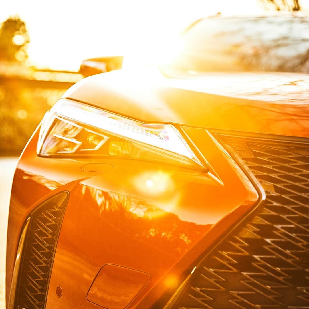 LEXUS / レクサスさんのインスタグラム写真 - (LEXUS / レクサスInstagram)「溶け合う夕日とボディに洗練の輝きを放つグリルが織りなす極上美。  #レクサス #Lexus #LexusUX #レクサスUX  #UXと過ごす日常 #OneMoreThing #SUV #車好きな人と繋がりたい #ヘッドライト #夕陽に照らされて」11月21日 18時00分 - lexus_jp