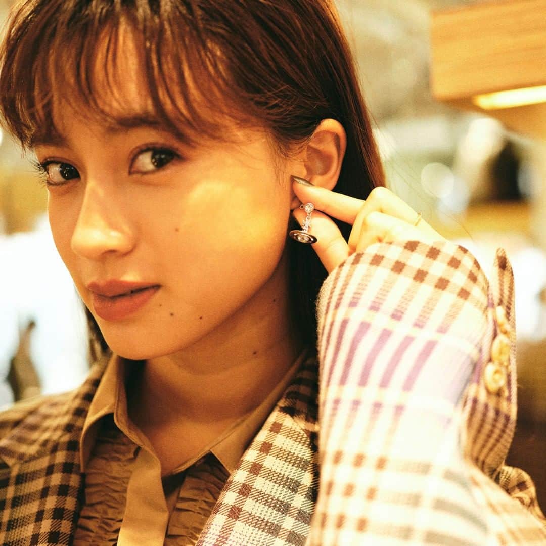 Laforet HARAJUKUさんのインスタグラム写真 - (Laforet HARAJUKUInstagram)「Vivienne Westwood RED LABEL Concept Store / 1F EARRINGS ¥31,900 ※tax in . Vivienne Westwoodでギフトを選ぶなら、オーブモチーフにグリーンやレッドのラインストーンが光る、小ぶりなジュエリーがおすすめ。耳元や胸元に煌めきを纏い、聖なる夜を過ごしたい。  2020.11.21-12.25 【LAFORET XMAS】 . クリスマスにおすすめのアイテムをモデル・玖瑠実（@kurumi_0125_）がナビゲート🎁 詳細はプロフィール欄の特設HPからチェック🎄 . #LAFORETXMAS2020 #LAFORETSTYLE #Xmas #Christmas #holiday #gift #present #fashion #ootd #VivienneWestwood #REDLABEL #Orb #shopping #tokyo #laforet #harajuku #laforetharajuku #クリスマス #ホリデーギフト #クリスマスプレゼント #イヤリング #ピアス #土星 #クリスマスカラー #ジュエリー #アクセサリー #東京 #ラフォーレ #原宿 #ラフォーレ原宿」11月21日 18時00分 - laforet_h