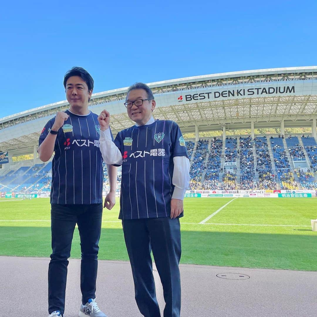 のインスタグラム：「ベスト電器の社長さんと。ベスト電器スタジアム命名記念試合。今年こそＪ1へ！  #アビスパ福岡 #福岡市長 #高島宗一郎 ＃ベスト電器#福岡市 #ベスト電器スタジアム #ベススタ #小野社長」