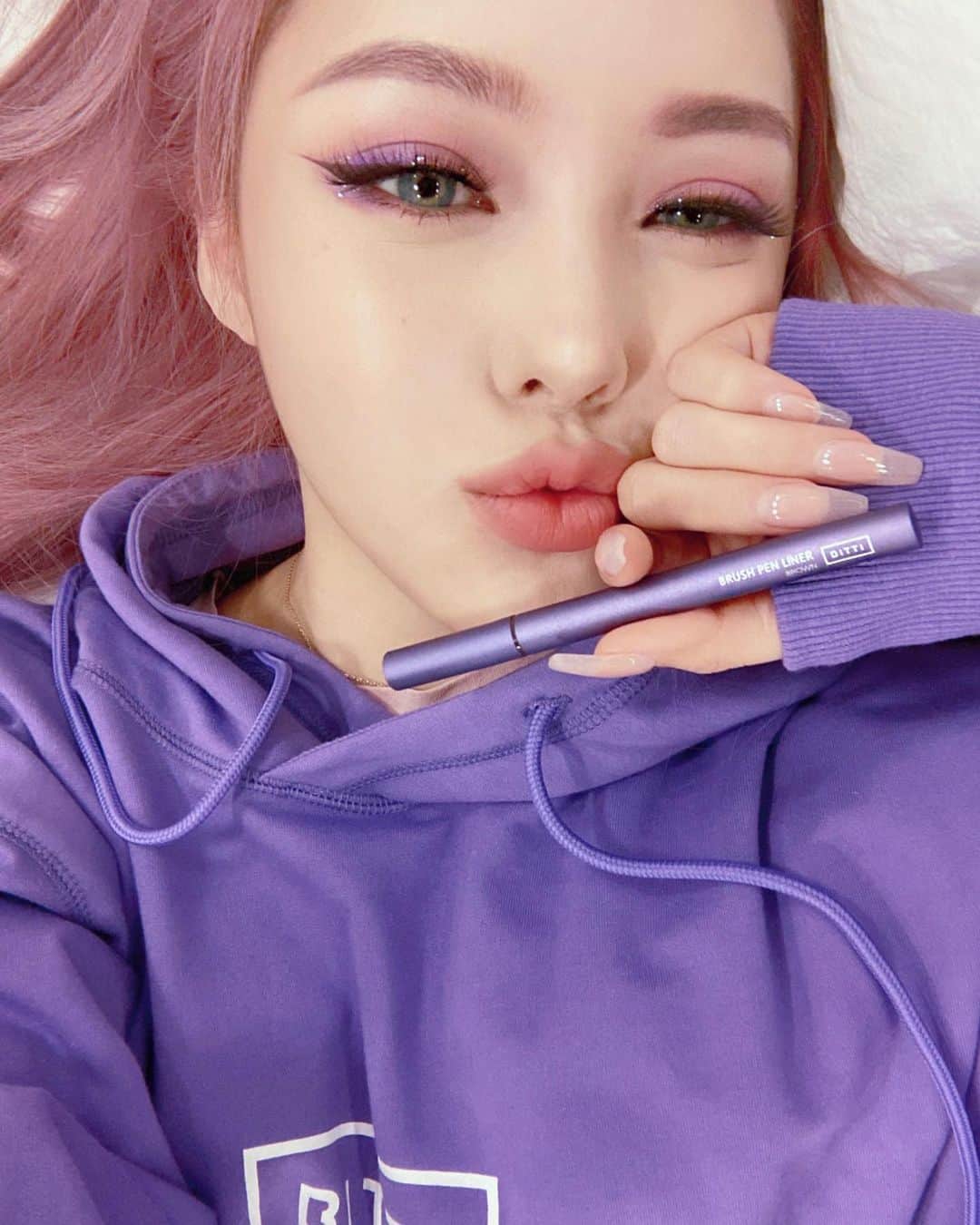 ポニーのインスタグラム：「#광고 💜비티의 또 다른 이벤트 소오식💜 여러부운 비티 이벤트 할 때 마다 큰 사랑과 관심 주셔서 너모너모 감사해요..🥺🤍  이벤트로 받으신 퍼프 좋다고 해주실 때 마다 날아갈 것 처럼 기쁘답니다👼 그 고마운 마음을 담아서!  퍼프 기브어웨이 이벤트에 이어 @mybitti 가 또 다시 기브어웨이를 한다고 합니다!👏🏻👏🏻👏🏻 비티 팬분들이 직접 선정해 주신 아이라이너 나눔이라 하는데요.  주말 동안 참여 가능하다고 하니 서둘러 응모해보세요!  자세한 사항은 @mybitti 를 통해 확인 가능합니다!」