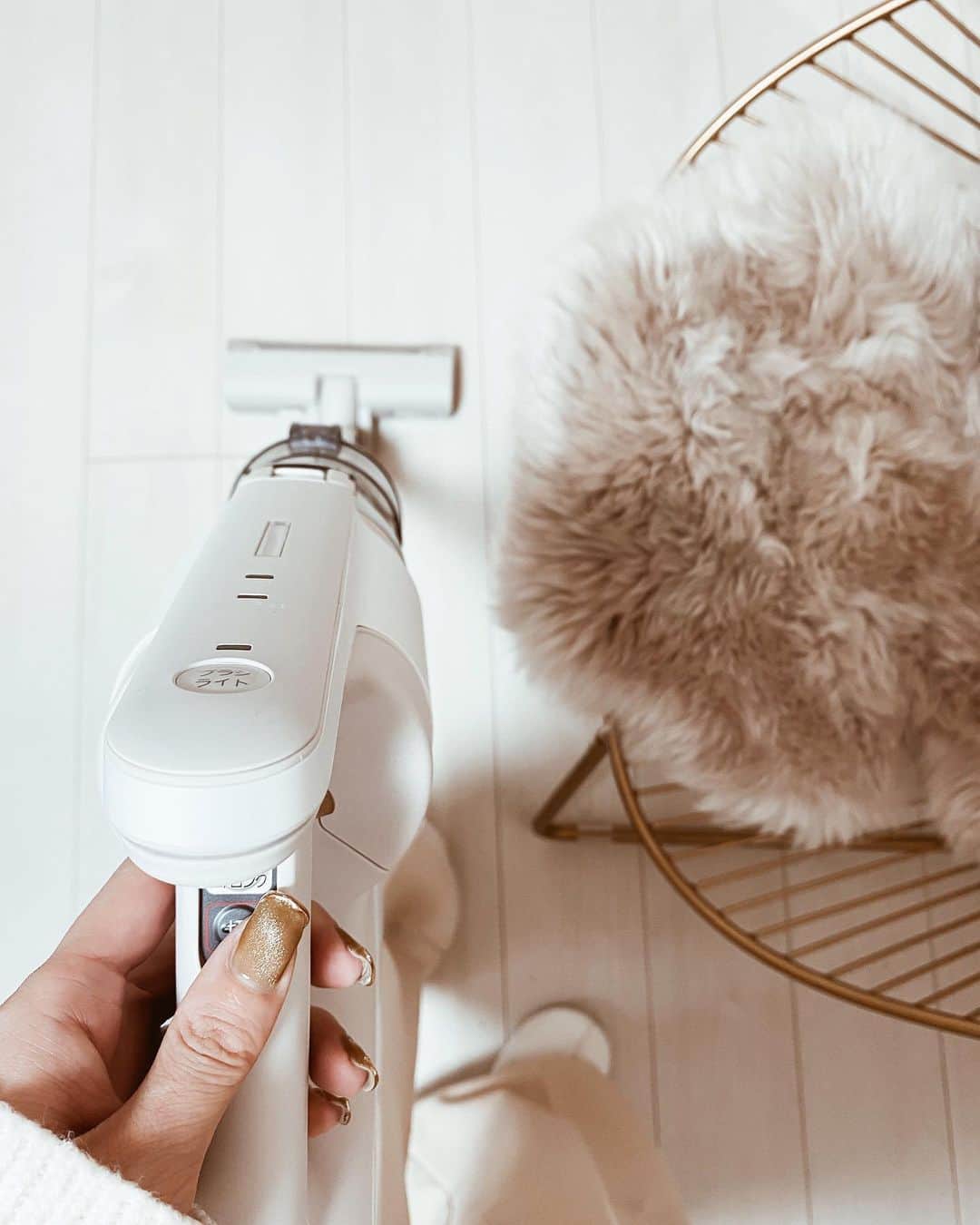 孫きょうのインスタグラム：「新居に向けて家電を調べるのが楽しい時期💡 あれこれと、めちゃくちゃ詳しくなるよね。笑  掃除機は絶対コードレス派になり、 さらにいつでも「強モード」がいいから充電時間を考えると1階2階とそれぞれ掃除機を置きたくなり…🥺  Panasonic新製品のコードレススティック掃除機 パワーコードレスを引越し前にもう使い始めてます！  何が決め手って、 Panasonic独自開発「からまないブラシ」  髪の毛やペットの毛までほぼ絡みにくくなっているんだって✨使ってみてもほんとに絡まなくて快適すぎる👏🏻👏🏻  掃除機のブラシが汚いとそこを掃除するのが嫌になるし…ブラシが綺麗だと掃除機がずっと新品みたいで気持ちいい😍  軽いし動きも滑らかで吸引力も満足！！ ホワイトのシンプルなデザインもインテリアに馴染むよ🤍  @panasonicjp #パワーコードレス #パワーコードレスのある暮らし #パナソニック」