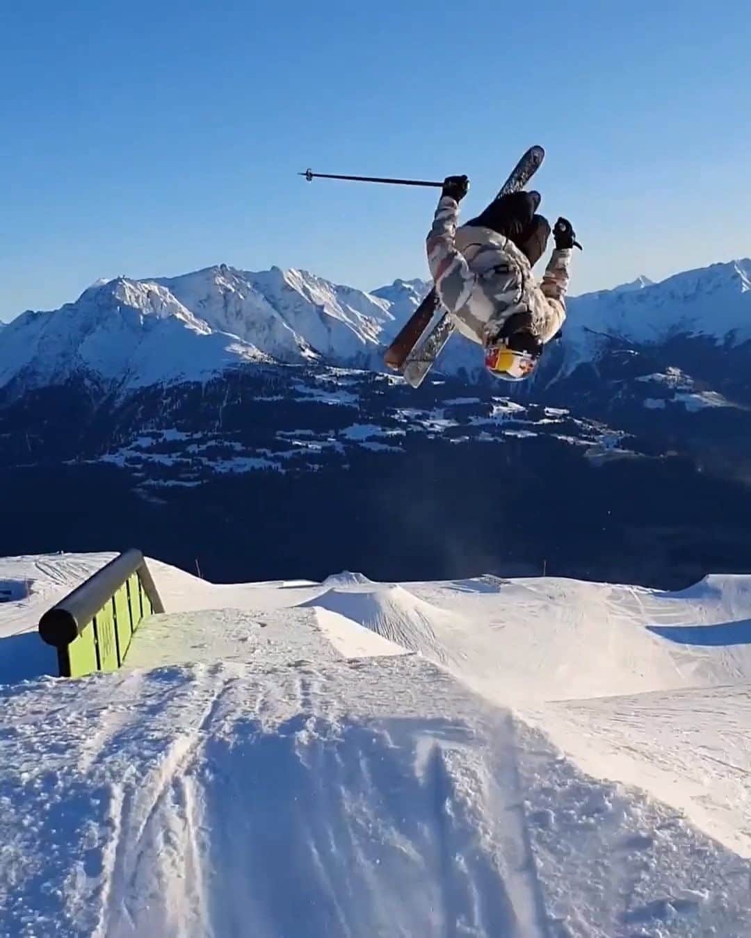 レッドブルのインスタグラム：「got there in the end and boy was it worth it 🔥  ⛷ : @buhsch  🎥 : @doosli  #redbull #givesyouwiiings #skiing #winter #snow #mountain」