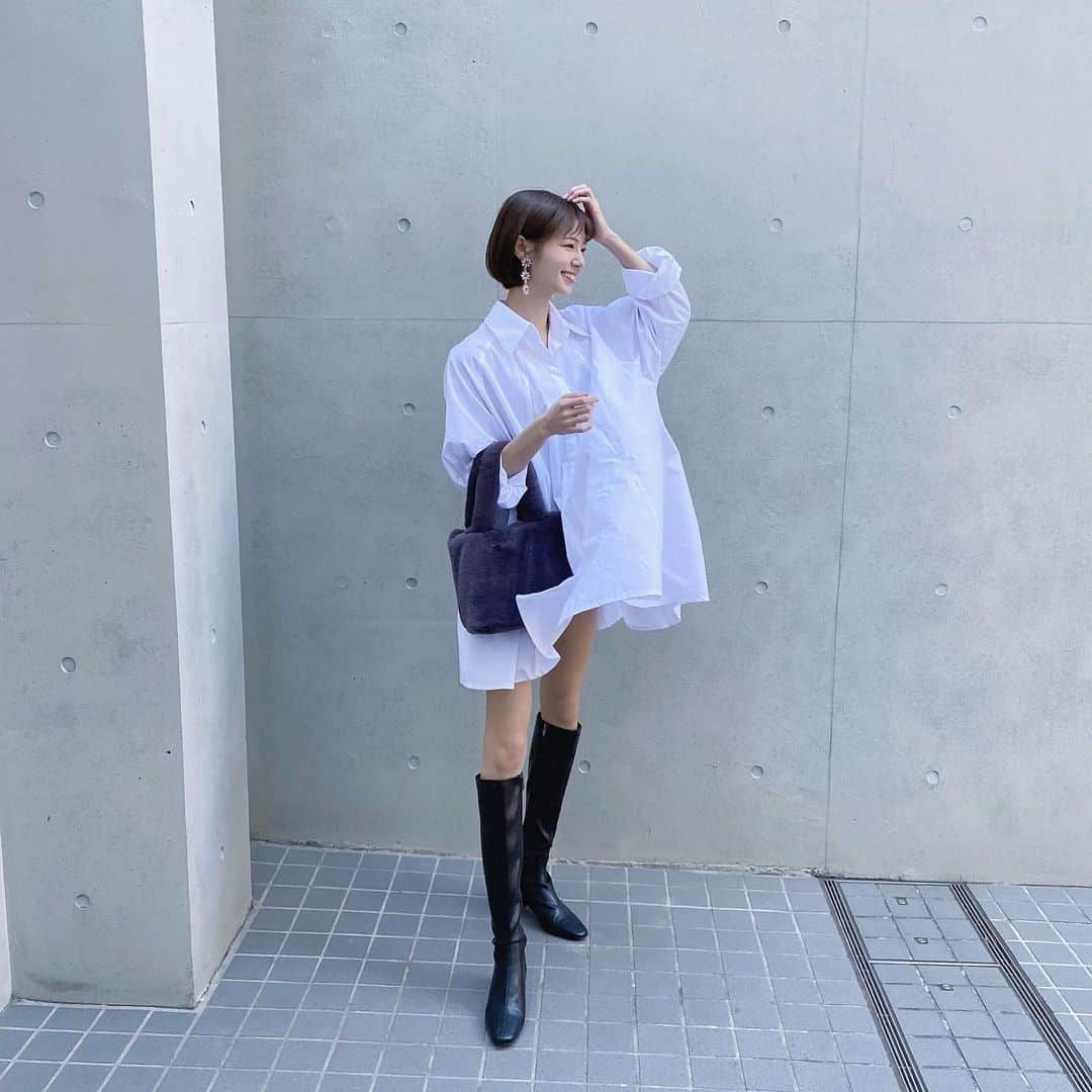 糸原美波さんのインスタグラム写真 - (糸原美波Instagram)「today ❄️  @unemansion の シャツワンピースに ファーバッグ ⸝⋆  ワンピースの形がとってもきれいで さらっと着れます 𓈒 𓏸  バッグもモコモコで いっぱい入るから愛用 〜 ♡  #unemansion #chuu #秋コーデ」11月21日 18時03分 - minami_itohara