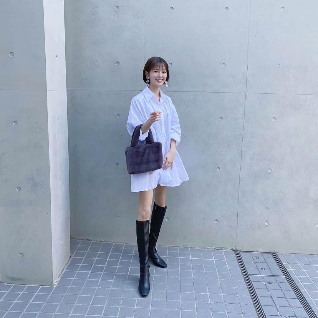 糸原美波さんのインスタグラム写真 - (糸原美波Instagram)「today ❄️  @unemansion の シャツワンピースに ファーバッグ ⸝⋆  ワンピースの形がとってもきれいで さらっと着れます 𓈒 𓏸  バッグもモコモコで いっぱい入るから愛用 〜 ♡  #unemansion #chuu #秋コーデ」11月21日 18時03分 - minami_itohara