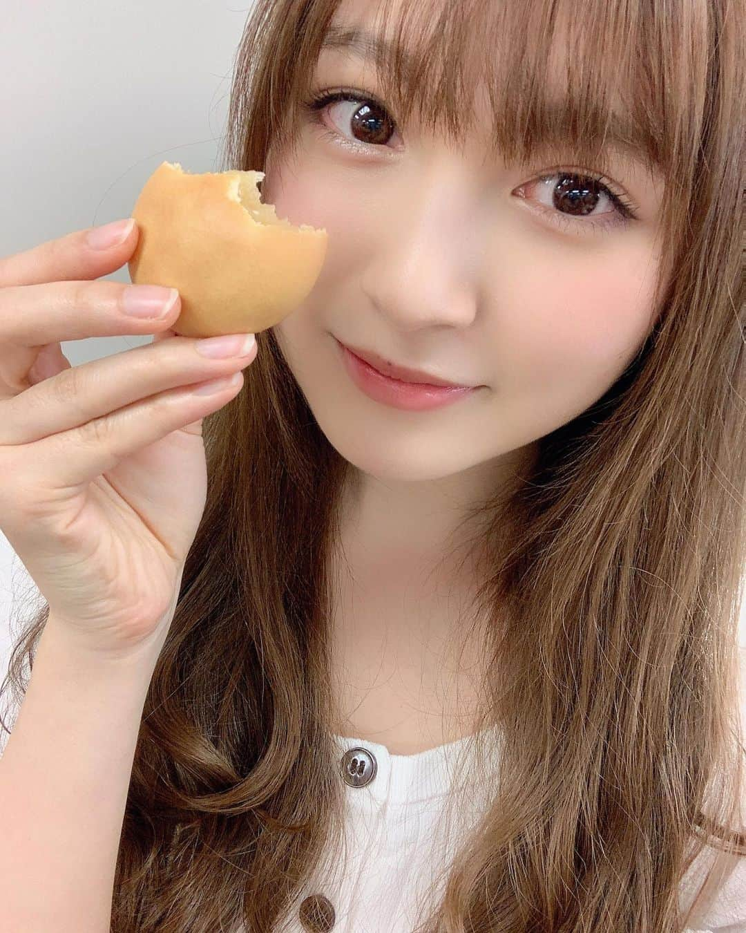 神志那結衣さんのインスタグラム写真 - (神志那結衣Instagram)「明月堂×HKT48 博多通りもんさんとのコラボ！ 「HKT48通りもん」が 今日から劇場ロビーにて発売開始されました✨ オンライン発売は24日からです！ ： 福岡のお土産には欠かせない 大人気の名菓です^ ^ グラビア撮影の時や舞台稽古の時によく差し入れとして持っていっていたんですよ♡  今回特別に、工場の中を見学させて頂いて通りもんが出来上がる工程を見てきました。 出来上がるまでの通りもんが ″ちょこん″としてて なんだか可愛かったなぁ🥰  そして今回のイラストは おだ（ @odachan_official ）が描いてくれました！ 本当に可愛く描いてもらえて嬉しいです🥺💓 ポストカードもランダムで入ってるから、開けてからの楽しみもあります 是非ゲットしてね！ #博多通りもん　#通りもん　#HKT48通りもん #HKT48 #博多土産　#お土産　#お菓子　#菓子　#福岡土産」11月21日 18時04分 - jiina27