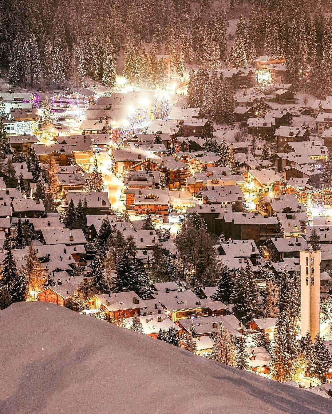 BEAUTIFUL DESTINATIONSさんのインスタグラム写真 - (BEAUTIFUL DESTINATIONSInstagram)「Walking in a winter wonderland. ⛄️✨ Check out these snow-covered neighborhoods in Switzerland! As we're itching closer to December, here's some winter inspo to get you excited for the chilly season.  Swipe to see how snowy it gets! 1-2 Jungfrau Region 3-5 Valais, Wallis  Do you have any winter plans in mind? ❄️  📸 @sennarelax 📍  Switzerland」11月21日 18時14分 - beautifuldestinations