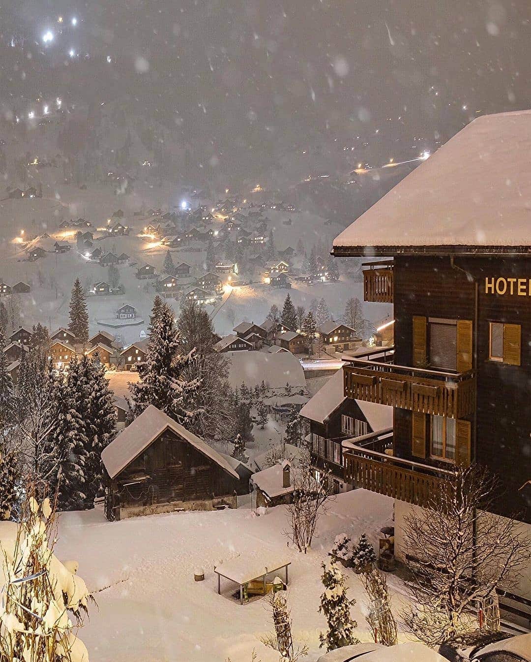 BEAUTIFUL DESTINATIONSさんのインスタグラム写真 - (BEAUTIFUL DESTINATIONSInstagram)「Walking in a winter wonderland. ⛄️✨ Check out these snow-covered neighborhoods in Switzerland! As we're itching closer to December, here's some winter inspo to get you excited for the chilly season.  Swipe to see how snowy it gets! 1-2 Jungfrau Region 3-5 Valais, Wallis  Do you have any winter plans in mind? ❄️  📸 @sennarelax 📍  Switzerland」11月21日 18時14分 - beautifuldestinations