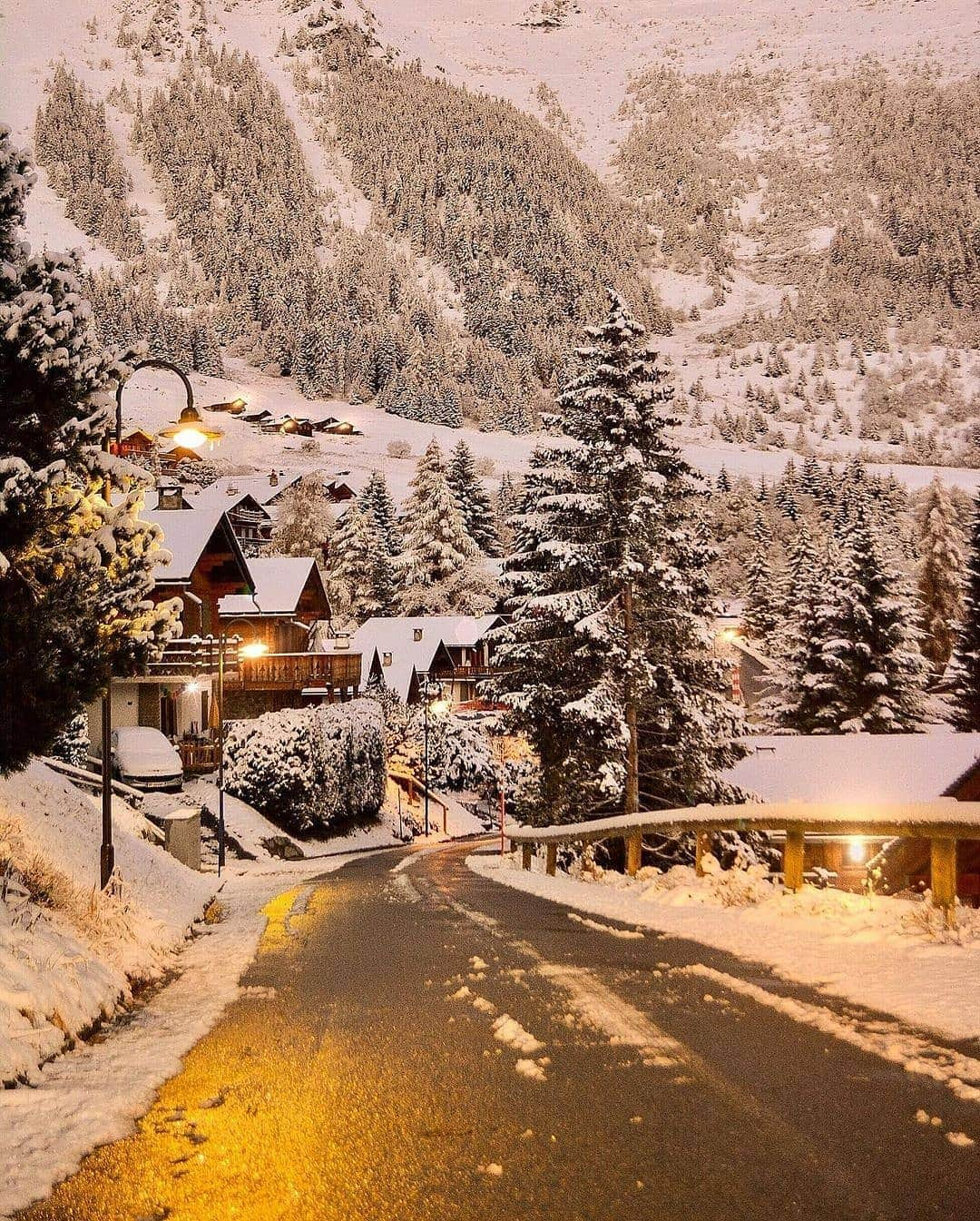 BEAUTIFUL DESTINATIONSさんのインスタグラム写真 - (BEAUTIFUL DESTINATIONSInstagram)「Walking in a winter wonderland. ⛄️✨ Check out these snow-covered neighborhoods in Switzerland! As we're itching closer to December, here's some winter inspo to get you excited for the chilly season.  Swipe to see how snowy it gets! 1-2 Jungfrau Region 3-5 Valais, Wallis  Do you have any winter plans in mind? ❄️  📸 @sennarelax 📍  Switzerland」11月21日 18時14分 - beautifuldestinations