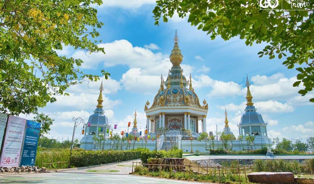 タイ国政府観光庁さんのインスタグラム写真 - (タイ国政府観光庁Instagram)「・﻿ ＼🇹🇭サワッディー・カー🇹🇭／﻿ ﻿ 今週の #こんなタイ知らなかった は、コーンケーン県の寺院「ワット・トゥン・セーティー」での一枚📸✨﻿ ﻿ ワット・トゥン・セーティーは、ヤム・デーン元僧侶が瞑想のための場として建立した寺院🙏﻿ ﻿ 寺院を建てる際に地中から古代の剣が発見されたことから、ヤム・デーン元僧侶はこの土地が、天国と人間界、竜が住む地下の世界の３つが繋がる特別な土地だと感じたそう😲✨﻿ ﻿ チベット、タイ、アラブ、中国、ヨーロッパの要素を取り入れた建築様式に加え、ステンドグラスの窓やモザイクアートなど、優雅で煌びやかな雰囲気が漂う寺院です💫﻿ ﻿ ・・・・・・・﻿ 今まで知らなかったタイの魅力を見つけたら、ハッシュタグ #こんなタイ知らなかった をつけて投稿して下さい🌸﻿ ﻿ こちらでご紹介させて頂くことがあります。皆さまからの投稿をお待ちしています😊﻿ ﻿ #repost #タイ #コーンケーン #ワットトゥンセーティー #タイ寺院 #お寺めぐり #お寺好きな人と繋がりたい #こんなタイ知らなかった #もっと知りタイ #タイ旅行 #旅好きな人と繋がりたい #旅行好きな人と繋がりたい #海外旅行  #thailand #khonkaen #WatThungSetthi #temple  #amazingthailand #thailandtravel #thailandtrip #thai #thaistagram #lovethailand #genic_thailand」11月21日 18時07分 - amazingthailandjp