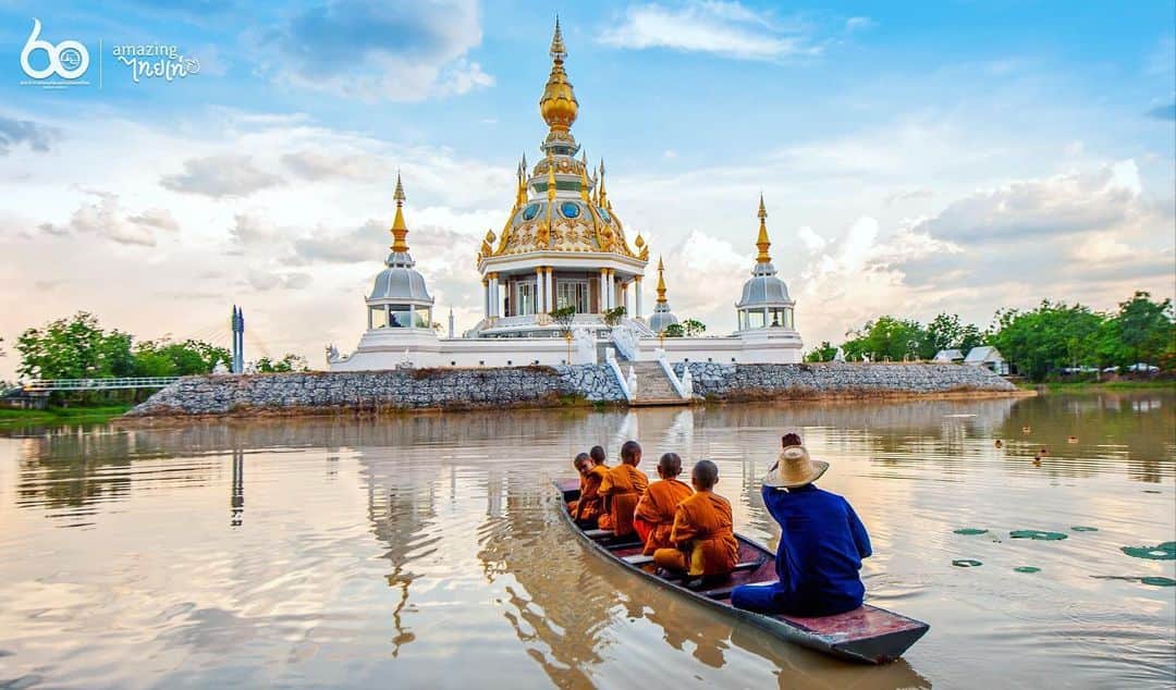 タイ国政府観光庁さんのインスタグラム写真 - (タイ国政府観光庁Instagram)「・﻿ ＼🇹🇭サワッディー・カー🇹🇭／﻿ ﻿ 今週の #こんなタイ知らなかった は、コーンケーン県の寺院「ワット・トゥン・セーティー」での一枚📸✨﻿ ﻿ ワット・トゥン・セーティーは、ヤム・デーン元僧侶が瞑想のための場として建立した寺院🙏﻿ ﻿ 寺院を建てる際に地中から古代の剣が発見されたことから、ヤム・デーン元僧侶はこの土地が、天国と人間界、竜が住む地下の世界の３つが繋がる特別な土地だと感じたそう😲✨﻿ ﻿ チベット、タイ、アラブ、中国、ヨーロッパの要素を取り入れた建築様式に加え、ステンドグラスの窓やモザイクアートなど、優雅で煌びやかな雰囲気が漂う寺院です💫﻿ ﻿ ・・・・・・・﻿ 今まで知らなかったタイの魅力を見つけたら、ハッシュタグ #こんなタイ知らなかった をつけて投稿して下さい🌸﻿ ﻿ こちらでご紹介させて頂くことがあります。皆さまからの投稿をお待ちしています😊﻿ ﻿ #repost #タイ #コーンケーン #ワットトゥンセーティー #タイ寺院 #お寺めぐり #お寺好きな人と繋がりたい #こんなタイ知らなかった #もっと知りタイ #タイ旅行 #旅好きな人と繋がりたい #旅行好きな人と繋がりたい #海外旅行  #thailand #khonkaen #WatThungSetthi #temple  #amazingthailand #thailandtravel #thailandtrip #thai #thaistagram #lovethailand #genic_thailand」11月21日 18時07分 - amazingthailandjp