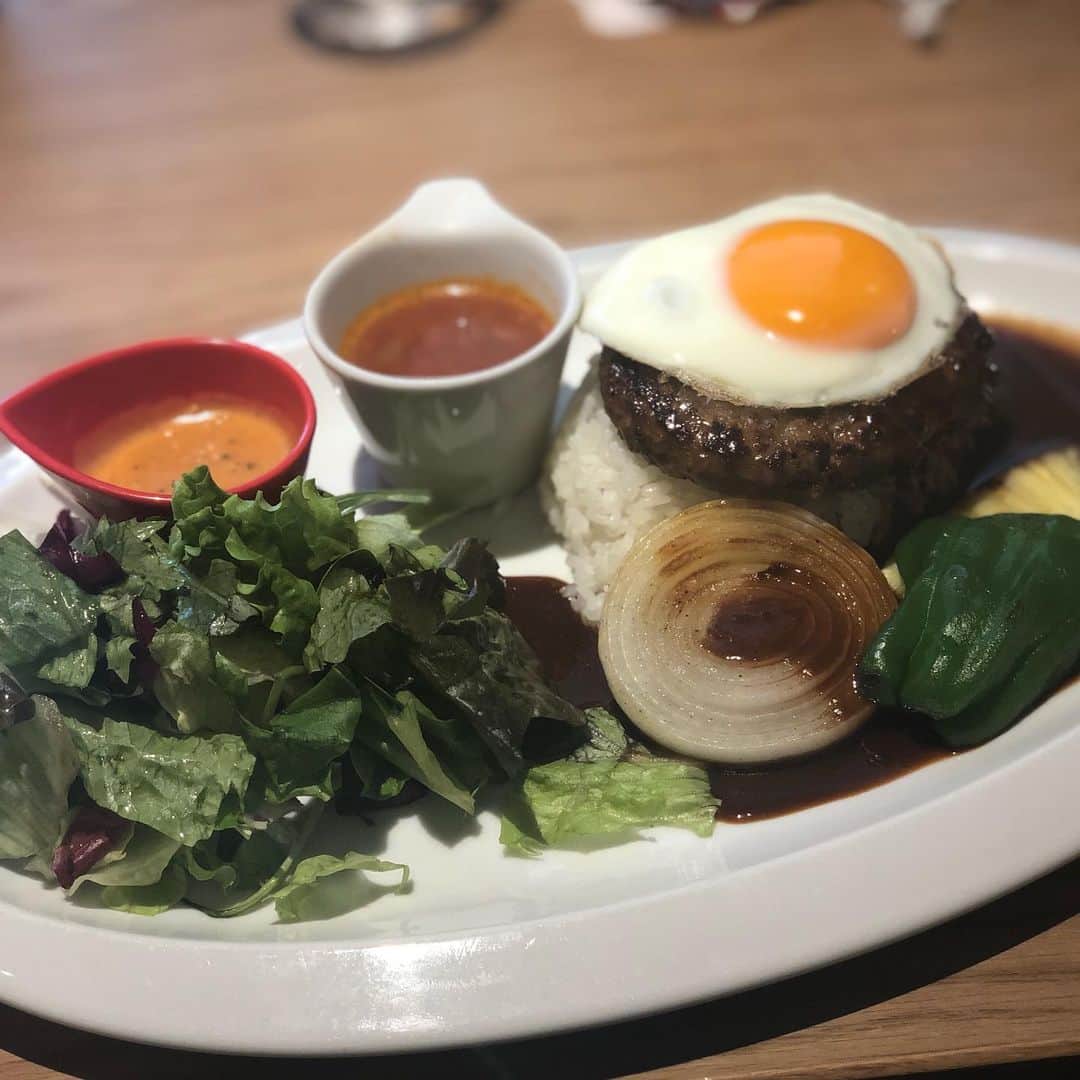 のインスタグラム：「この週末、家族もひとまず休みになったので、ちょっと出かけたいなぁとも思ったのですが… やはりこんなご時世ですし、控えようということになりました。 ・ でも今日もいいお天気だし、あったかいしね…マイクケーブル探しにビックカメラ行きたいし…てことで、西新宿までお散歩しました。 ・ 中央公園の「むさしの森Diner」でランチ🍴 ロコモコにふわっふわパンケーキとオレンジジュース。 ・ 公園では御苑と同じようにたくさんの人が寛いでいました。 マスクはしていても、できるだけ楽しみたいですよね☺️ ・ 帰りにウワサの新宿住友ビル前で一枚📷 ビルのすそが大きく広がって、しかもほぼ全面ガラス張り。 特大のサンルームみたい。 明るくてとてもすてきな空間になってました✨ ・ #shinjuku #tokyo #lunch #むさしの森diner #locomoco #pancakes #shinjukusumitomobuilding  #saorinishihara #voiceover #voiceactor #japanesevoiceover #narrator #myvoicedemo → @saolisample ← #こんな声です #ナレーター #西原さおり  #マイクケーブルは無事見つかりました🎙」