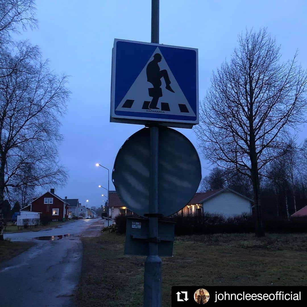 坪田塁のインスタグラム：「﻿ #Repost @johncleeseofficial﻿  Spotted in a park on The Sweden/Finland border. Thank you for sending @anton_pearce #sillywalk」
