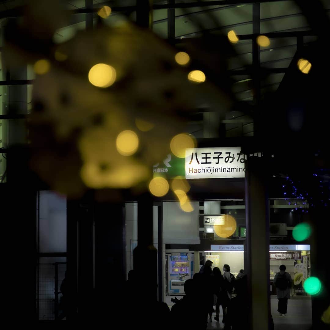東京造形大学 Tokyo Zokei Universityさんのインスタグラム写真 - (東京造形大学 Tokyo Zokei UniversityInstagram)「_ 毎年恒例👏八王子みなみ野駅 駅前広場でのイルミネーションが、本日より点灯しました🎄✨ ・ 今年のテーマは「ブーケ ～大切な人へ花束を～」です😊一本一本の木が光り輝くブーケへと変身しています✨💐✨それぞれにQRコードも設置されていますので、スマートフォンを片手にご覧ください📲 ・ 点灯は1/15(金)まで。ぜひお楽しみください😄🎀 ・ #東京造形大学 #アート #美術 #デザイン #美術大学 #大学 #美大 #メディアデザイン #イルミネーション #八王子 #八王子みなみ野駅 #横浜線 #空間演出 #tokyozokeiuniversity #arts #design #artuniversity #mediadesign #illumination #hachioji」11月21日 18時12分 - tokyo_zokei_univ_official