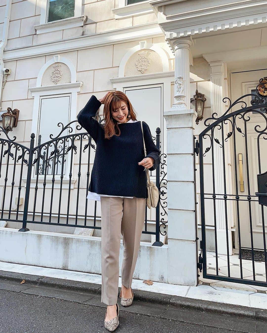 のインスタグラム：「先日のコーデ。  また黒。 ニットは @rectangle_official で 『zozotownの1000円offクーポン』でてたよー！ 首もとすっきり見せてくれるボートネックだよ☺️  インナーはユニクロの+Jシャツ。 パンツは @zara の人気の #ハイウエストパンツ  の人気のモールグレー✨  日日恋廉で朝ドラはオーディションで勝ち取った役なのだと知って、 あんなに多忙なスケジュールの中でどんだけ努力の人なの？  しかも毎回それを見せないし、自慢しないし、カッコ良すぎだろ！と。  あー😫そうゆうとこも好き！！また沼から抜け出せない。。。  そんな今日ロケ地に行けて幸せでした🥺🖤 現場がずーっとないので、 ロケ地に行くってだけでとっても楽しみだったの✨✨ そしてめちゃくちゃテンション上がった😭✨  ニット @rectangle_official  シャツ @uniqlo_ginza  パンツ #ザラ  #きれいめカジュアル#きれいめコーデ#冬コーデ#秋コーデ#カジュアルコーデ#大人コーデ #ザラジョ#zara #ママコーデ#冬コーデ#秋コーデ#デートコーデ #大人カジュアル #30代ファッション #30代コーデ#rectangle_official #rectangle_code #rectangle #レクタングル #アルパカタッチボートネックリブニット #pr」
