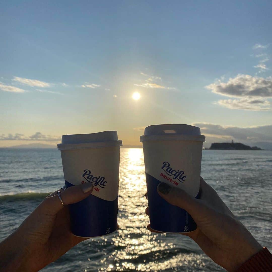 長谷川あやのインスタグラム：「☀️☀️☀️#trip#travel#kamakura#sea#enoshima#pacificdrivein#あや旅成長日記#江ノ島#鎌倉#sunset ・ ・ ・ 大好きな場所と 大好きな景色と 大好きなみんなと🧑🏼👩👩🏻👧💓」
