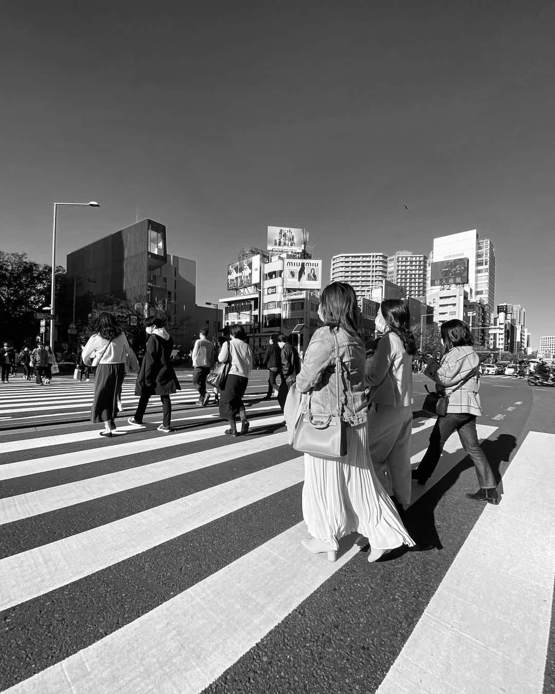 宍戸開さんのインスタグラム写真 - (宍戸開Instagram)「#monochrome #bw #bnw #streetphotography #storyofthestreet #streetoftokyo #streetcinematography #kaishishido #iphone11pro #photography #photographer #photooftheday」11月21日 18時15分 - kaishishido
