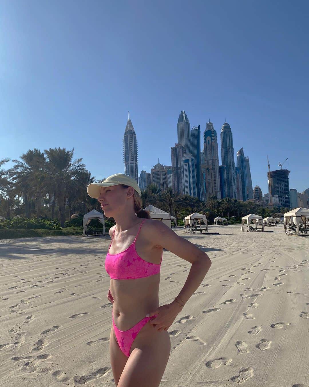 エカテリーナ・アレクサンドロワのインスタグラム：「Last sunshine moments before returning back to cold reality☀️🥺 /// Последние солнечные лучи перед возвратом к холодной реальности☀️🥺」