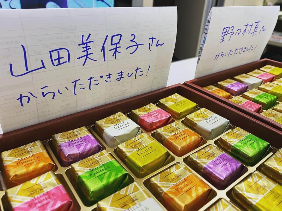 倉橋友和のインスタグラム：「「アップ！」金曜コメンテーター#野々村真 さん#山田美保子 さん、お2人からの差し入れが、まさかの同じお菓子！細やかな心遣いに感謝の気持ちと同時に、とても息ピッタリな感じにも、うれしい気持ちになったのでした。ごちそうさまでした😋 #メーテレアップ #アップは午後3時40分から #アップの特集は午後6時15分から #アナウンサー #鈴木しおり #佐藤裕二 #石神愛子 #上坂嵩 #島津咲苗 #倉橋友和 #気象予報士 #山田修作 #冨永幸」