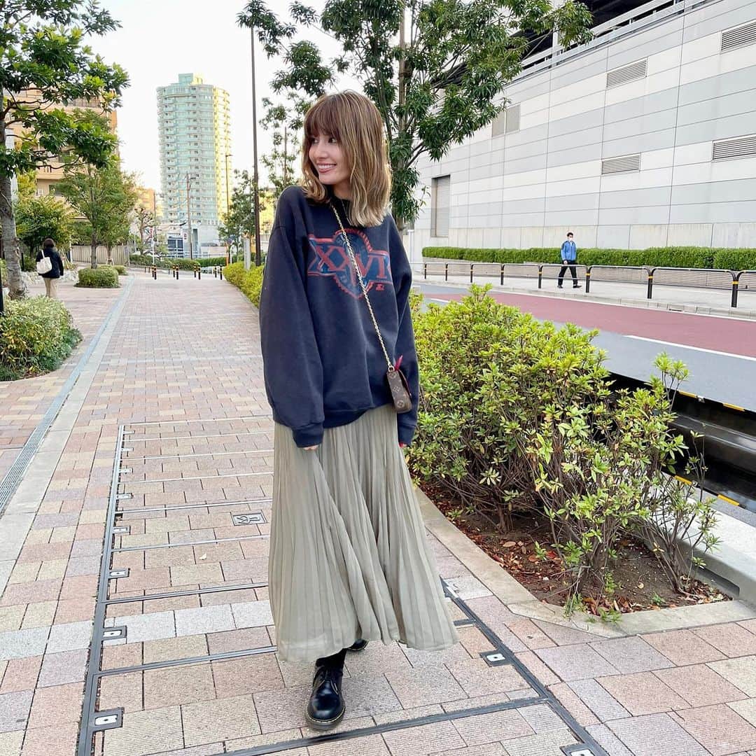 高松チェルシーリナのインスタグラム：「. そろそろスウェット大活躍の時期になるねぇ〜〜 このスウェットは大阪の古着屋さんで買いました👚 . #sweatshirt#ootd#vintagefashion#古着#スウェットコーデ」