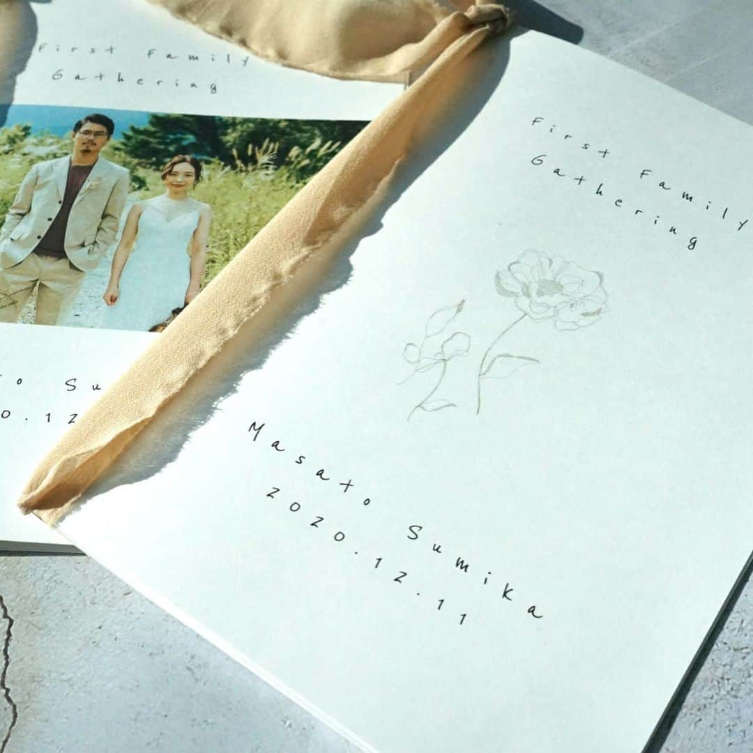 ARCH DAYS Weddingsさんのインスタグラム写真 - (ARCH DAYS WeddingsInstagram)「【今日のコラム】結婚が決まったら◎無料テンプレートで「両家顔合わせのしおり」を簡単手作り🌿﻿ ﻿ _ _ _ _ _ _ _ _ _ _ _ _ _ _ _ _ _ _ ﻿ ﻿ ﻿ 昨年第１弾を配信してから沢山のご好評をいただいていた、両家顔合わせのしおり。待望の新デザインをご用意しました🤍✨﻿ ﻿ ふたつの家族が初めて顔を合わせる１日が心地よく大切な思い出になるように、ぜひふたりで手作りしてみてくださいね🕊﻿ ﻿ ﻿ _ _ _ _ _ _ _ _ _ _ _ _ _ _ _ _ _ _﻿ ﻿ ﻿ ▽記事に飛ぶには﻿ ストーリーズからリンクをチェック﻿ ﻿ ﻿ -----﻿ ﻿ ﻿ DIYコラムのモデルになってくれる花嫁さんを大募集🤍﻿ ﻿ @archdays_weddings をフォロー＋ #archdays花嫁 をつけて投稿するだけで応募完了！﻿ ﻿ ARCH DAYSのプロフィールブックやウェルカムボードなど、DIYコラムのモデルさんとして、編集部からお声がけをさせていただきます💄﻿ ﻿ 沢山のご応募お待ちしています♩﻿  ﻿今回は @tm_wedding1108 さんに写真提供いただきました♡ ありがとうございます☺️﻿ ﻿  -----﻿ ﻿ ﻿ ▽ARCH DAYSトップページはこちらから☑︎﻿ @archdays_weddings﻿ プロフィールのリンクから﻿ ﻿ ▽KIDS & BABYのパーティーアイディアはこちら☑︎﻿ @archdays﻿ ﻿ ﻿ -----﻿ ﻿ ﻿ ARCH DAYSに会員機能ができました💁‍♀️﻿ ﻿ 気になる記事や写真をクリップして、もっと便利に！自分だけのページを作れます📎﻿ ﻿ また、会員登録をしてマイページからパートナーを招待すれば、2人でイメージを共有可能に♩﻿ ﻿ ﻿ -----﻿ #archdays #archdays_wedding #アーチデイズ #アーチデイズウェディング #両家顔合わせ #両家顔合わせしおり #両家顔合わせ食事会 #両家顔合わせ準備 #両家顔合わせのしおり #両家顔合わせしおり手作り #両家顔合わせ食事会しおり #両家食事会 #両家顔合わせ食事会のしおり #無料テンプレート #ペーパーアイテム #ペーパーアイテム手作り #ペーパーアイテムdiy #結婚式手作り #結婚式diy #ウェディングdiy #ウェディング準備  #花嫁手作り #花嫁diy #プレ花嫁手作り #プレ花嫁diy #花婿diy #プレ花婿diy #プレ花嫁 #卒花嫁﻿ -----」11月21日 18時19分 - archdays_weddings