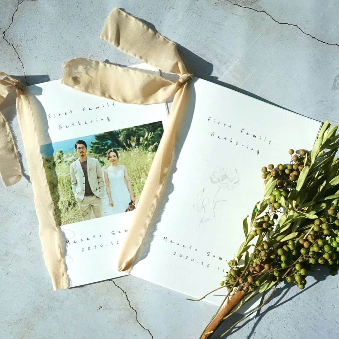 ARCH DAYS Weddingsさんのインスタグラム写真 - (ARCH DAYS WeddingsInstagram)「【今日のコラム】結婚が決まったら◎無料テンプレートで「両家顔合わせのしおり」を簡単手作り🌿﻿ ﻿ _ _ _ _ _ _ _ _ _ _ _ _ _ _ _ _ _ _ ﻿ ﻿ ﻿ 昨年第１弾を配信してから沢山のご好評をいただいていた、両家顔合わせのしおり。待望の新デザインをご用意しました🤍✨﻿ ﻿ ふたつの家族が初めて顔を合わせる１日が心地よく大切な思い出になるように、ぜひふたりで手作りしてみてくださいね🕊﻿ ﻿ ﻿ _ _ _ _ _ _ _ _ _ _ _ _ _ _ _ _ _ _﻿ ﻿ ﻿ ▽記事に飛ぶには﻿ ストーリーズからリンクをチェック﻿ ﻿ ﻿ -----﻿ ﻿ ﻿ DIYコラムのモデルになってくれる花嫁さんを大募集🤍﻿ ﻿ @archdays_weddings をフォロー＋ #archdays花嫁 をつけて投稿するだけで応募完了！﻿ ﻿ ARCH DAYSのプロフィールブックやウェルカムボードなど、DIYコラムのモデルさんとして、編集部からお声がけをさせていただきます💄﻿ ﻿ 沢山のご応募お待ちしています♩﻿  ﻿今回は @tm_wedding1108 さんに写真提供いただきました♡ ありがとうございます☺️﻿ ﻿  -----﻿ ﻿ ﻿ ▽ARCH DAYSトップページはこちらから☑︎﻿ @archdays_weddings﻿ プロフィールのリンクから﻿ ﻿ ▽KIDS & BABYのパーティーアイディアはこちら☑︎﻿ @archdays﻿ ﻿ ﻿ -----﻿ ﻿ ﻿ ARCH DAYSに会員機能ができました💁‍♀️﻿ ﻿ 気になる記事や写真をクリップして、もっと便利に！自分だけのページを作れます📎﻿ ﻿ また、会員登録をしてマイページからパートナーを招待すれば、2人でイメージを共有可能に♩﻿ ﻿ ﻿ -----﻿ #archdays #archdays_wedding #アーチデイズ #アーチデイズウェディング #両家顔合わせ #両家顔合わせしおり #両家顔合わせ食事会 #両家顔合わせ準備 #両家顔合わせのしおり #両家顔合わせしおり手作り #両家顔合わせ食事会しおり #両家食事会 #両家顔合わせ食事会のしおり #無料テンプレート #ペーパーアイテム #ペーパーアイテム手作り #ペーパーアイテムdiy #結婚式手作り #結婚式diy #ウェディングdiy #ウェディング準備  #花嫁手作り #花嫁diy #プレ花嫁手作り #プレ花嫁diy #花婿diy #プレ花婿diy #プレ花嫁 #卒花嫁﻿ -----」11月21日 18時19分 - archdays_weddings