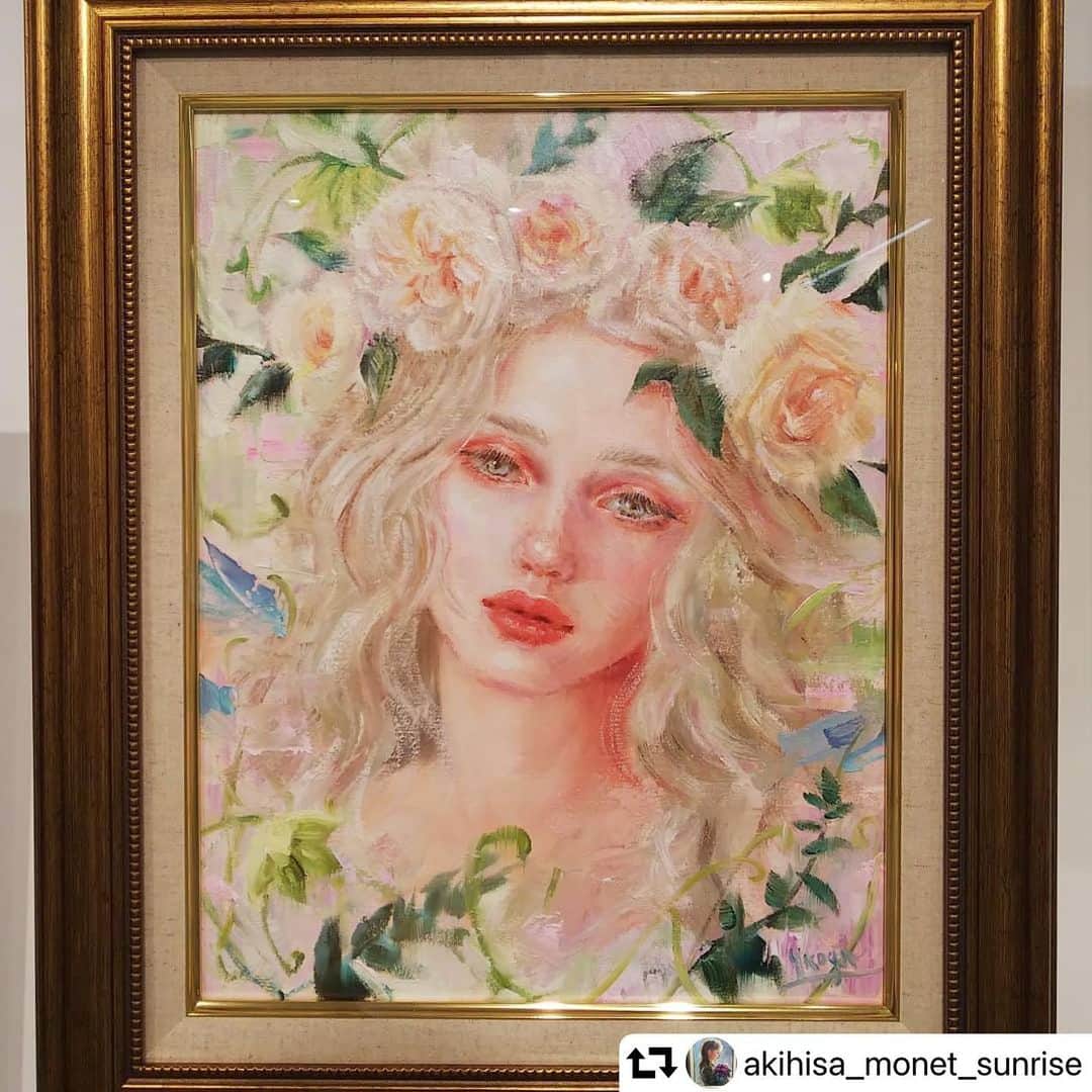 のインスタグラム：「ありがとうございます😭✨  #repost @akihisa_monet_sunrise ・・・ 古賀陽子さんの個展初日へ伺ってきました❗️ 平日にも関わらず、オープンから何人ものかたがみえてました。  今回何点か気になっていた作品があったのですが、そのうちの一点『花冠のニンフ-白い薔薇-』を所蔵させて頂くことに😍  今回はニンフだけでなく、最近力を入れている花などの静物画の他に猫や烏骨鶏などの小動物も魅力的でした‼️ 静物画を描くようになってから、作品の幅も広がり、人物画の方も更に魅力的になってます‼️  また、奥の展示室では100号の大作四点を中心に、青色の作品が展示されており、海の様にも、宇宙の様にも感じられる世界が広がっており、手前の展示室とはまた違った世界観がとても良かったです‼️  39点の展示でしたが、全部を飾りきれなかったため、木曜から何点か展示替えされるようなので、ご都合つけば後期展示も行かれると良いかも。 (ただ、気になる作品あれば、出して見せてくれるそうです)  また、今回新しい試みが二点。 1、リコーさんの技術で油絵の厚み等マチエールを再現した複製画をエディション30点限定で販売されてました。原画はF10号の『絹』という作品なのですが、サイズを6号にリサイズし、色合いも青を基調に変更されており、複製画というよりは新しいアート作品になってました🖼️  ２、オーガニックコットンのエコバッグに、古賀さんが専用絵の具で一点一点描かれたグッズが販売されてました。薔薇や向日葵など、とても可愛い絵柄で魅力的でした❗️(私も手に入れました✨)  最後に、こちらのギャラリーは自然光が良く入るギャラリーなので、時間帯によって見え方がかわり、日が落ちてから魅力的になる作品もありました。 なので、時間に余裕があれば、明るい時間帯に一度行き、夕方以降にもう一度再訪するのお薦めです‼️  (『薔薇に囲まれて』が個人的に日が落ちてから見るととても魅力的でした)  古賀陽子 個展 ～Nymphの世界～  FLORE Artist Gallery  兵庫県神戸市中央区山本通1-7-9 ブーミン北野1階  11月20日～12月1日(水曜定休) 11時～19時(最終日17時)  #古賀陽子 #yokokoga  #画家 #painter  #ニンフ #nymph #人物画 #portrait  #静物画 #stilllife #油絵 #oilpaint  #神戸北野 #kobe  #個展 #exhibition  #アート #art  #アート好き #アート好きな人と繋がりたい  #美術館 #museum  #gallery #floreartistgallery」