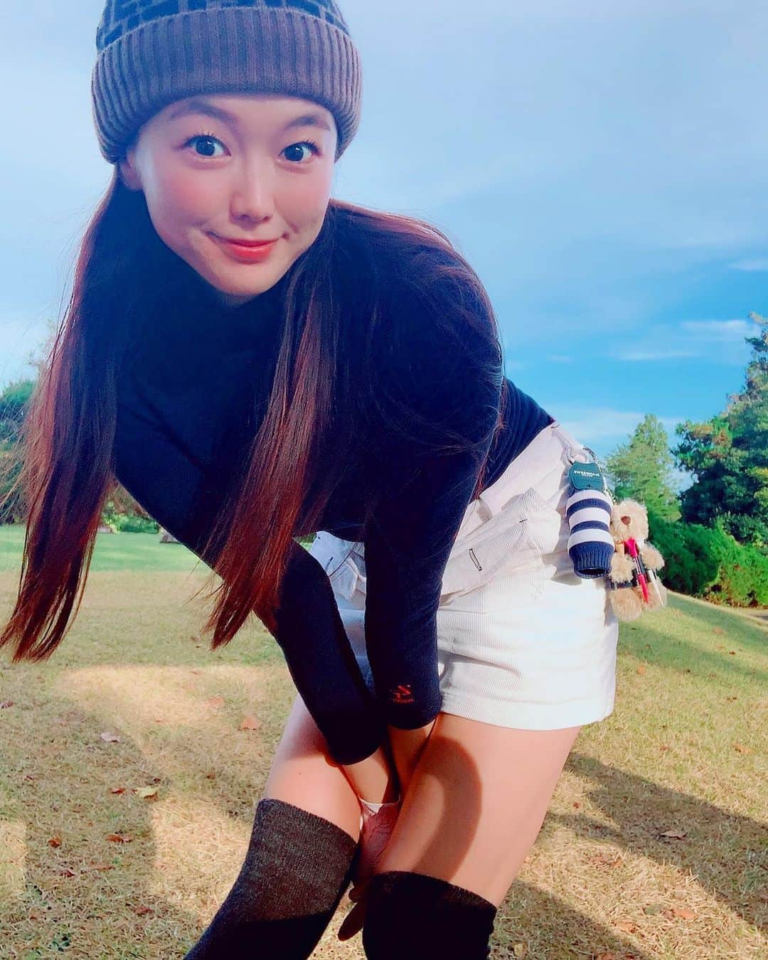 のインスタグラム：「お友達に教えていただいた速暖が暖かすぎて真冬ゴルフにはかなり良いアイテム🏌️‍♀️✨摩擦で暖かくなるみたい💓これに厚手パーカーで全然いけそうだよ😁☺️ 今まで寒い日はヒートテック2枚重ねにニットでモコついてゴルフが下手な私には余計動きずらくきつかったから、楽になりました😂💪✨✨ . . . #golfstagram#golfgirl#golfwear#golfstyle#ゴルフ女子#ゴルフウェアレディース#速暖#速暖ヒート#絶対領域#絶対領域コーデ#元#ゴルフ女子モデル#ゴルフ女子部」