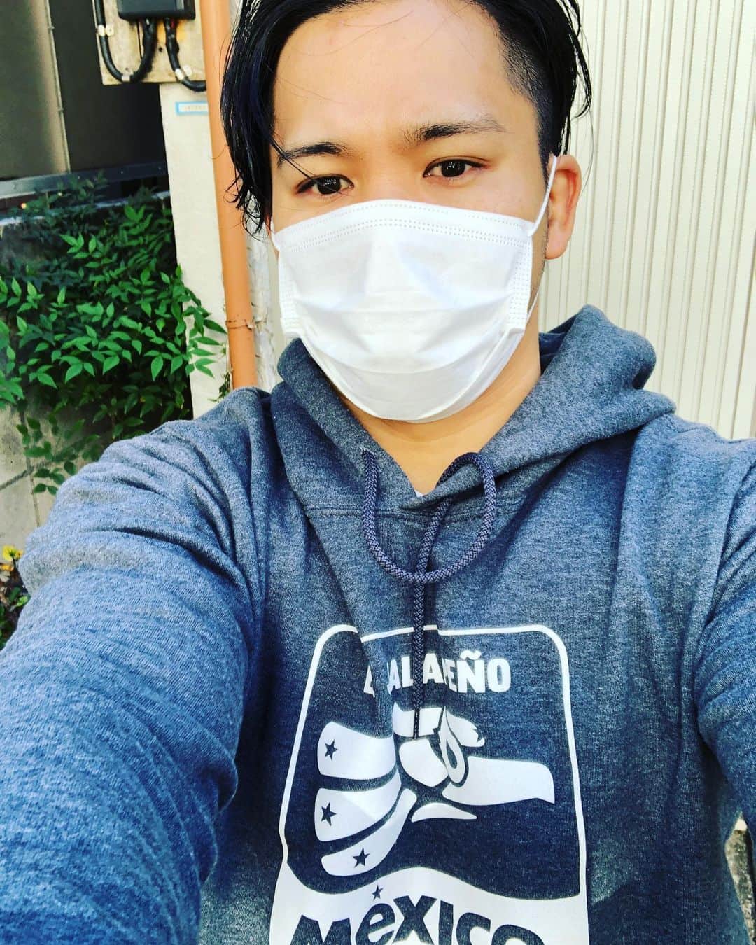 のインスタグラム：「明日に備えて下北沢 magicoで散髪 大城戸整骨院でメンテナンス 自撮り慣れてない為、髪も整骨院も写ってない………写ってるのはお気に入りのエルハラペーニョパーカー！w その後、お呼び頂きヒルトンでオシャレ飯 気分がアガる！ 明日は初の横浜武道館で試合 ワクワクを皆さんにも！ #noah_ghc #横浜裁判」