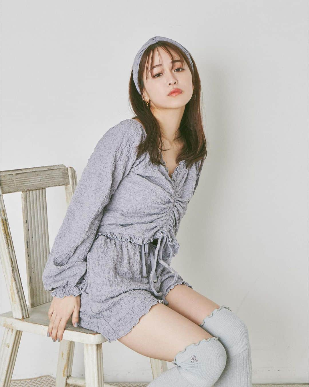 菅本裕子さんのインスタグラム写真 - (菅本裕子Instagram)「REVEYU Winter collection﻿ ﻿ 本日21時〜販売スタートです❤︎﻿ ﻿ あまりに可愛くて、数日前からずっとSNSに写真を投稿し続けてたんですが...ようやく！😂﻿ ﻿ 冬〜春先にも着れちゃうアイテム達です😌﻿ ﻿ REVEYUは、﻿ 私服でも使えちゃいそうなデザインと、﻿ ルームウェアならではの心地よい生地感、﻿ 自分の事がもっと好きになれる、自信が持てるように、体のラインが綺麗に見えるデザイン、﻿ 定番カラーもトレンドカラーも。﻿ ﻿ 色々贅沢に詰め込んだルームウェアブランドです😌﻿ ﻿ おうち時間をもっと楽しんでいただけますように！❤︎﻿ ﻿ 本日、発売の30分前、、﻿ 20:30から私のアカウントでインスタライブしますね🙋🏻‍♀️実際に沢山着たり、皆さんのコメントを返信していきます！ぜひ〜！﻿ ﻿ #ゆうこす #菅本裕子 #REVEYU #ルームウェア」11月21日 18時22分 - yukos0520