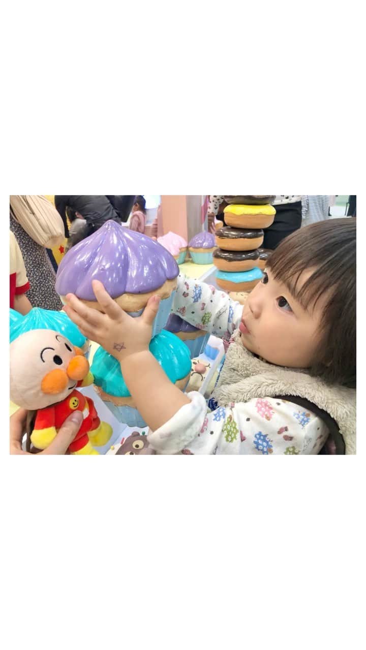 mamamizu.32のインスタグラム：「ただあそんでるだけの動画﻿ ﻿ ﻿ ﻿ ﻿ ﻿ 日々刺激を与えるのを意識して﻿ 色々公園やキッズスペースを﻿ 遊び回っています！！﻿ 都内に住むのもあと僅かなので、、！﻿ ﻿ といっても引越ししたとしても﻿ 新宿や渋谷までは1時間もかからないので﻿ なんだか近所な気もするのですが😂🤍﻿ ﻿ ﻿ 知育も結構器用になってきたので﻿ ハサミ始めようかな！✂️﻿ 実際の包丁で切るのは動きだけやってるけど、﻿ まず包丁よりハサミからだよね🤣💦﻿ ﻿ ﻿ ﻿ 明日、ハサミを買いに、﻿ ベビパの先生にオススメしてもらった﻿ 知育系本屋さんにいってきます♡♡﻿ ﻿ ﻿ ﻿ ﻿ ﻿ ﻿ #アンパンマンミュージアム  #横浜アンパンマンミュージアム  #アンパンマンミュージアム横浜  #アンパンマン #お出かけスポット #横浜 #横浜と世田谷比べたら #都会度負ける #子連れスポット #横浜の方が多い説」