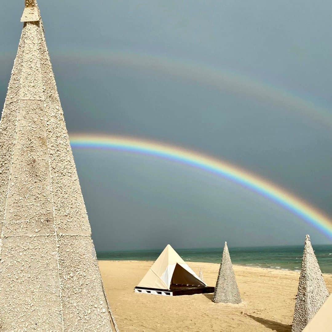 【公式】星野リゾート　リゾナーレさんのインスタグラム写真 - (【公式】星野リゾート　リゾナーレInstagram)「本日、リゾナーレ小浜島のビーチでは綺麗な虹を見ることができました。そんなホテル隣接のビーチでは、12月1日〜南の島のビーチクリスマスを開催します。12月1日に向けてクリスマスの準備をしており、砂と珊瑚のクリスマスツリーをクリスマスティピがビーチにセッティングされてきました。ぜひクリスマスシーズンに、南の島のビーチクリスマスでロマンティックなひとときをお楽しみ下さい。#星野リゾートリゾナーレ小浜島  #リゾナーレ小浜島 #沖縄県 #小浜島 #旅行 #グランドオープン “ビーチ #秋 #国内旅行 #女子旅 #大人の休日 #ビーチ #オンライン旅行 #おうちで旅体験 #旅行気分 #女子旅 #大人の休日 #記念日旅行 #写真好きな人と繋がりたい #ビーチクリスマス #クリスマス #hoshinoresorts #hoshinoresortsrisonare #hoshinoresortsrisonarekohamajima #risonarekohamajima #okinawa #travel #japan #onlinetravel #travelmood #grandopening #resorthotel #christmas」11月21日 18時24分 - hoshinoresorts.risonare