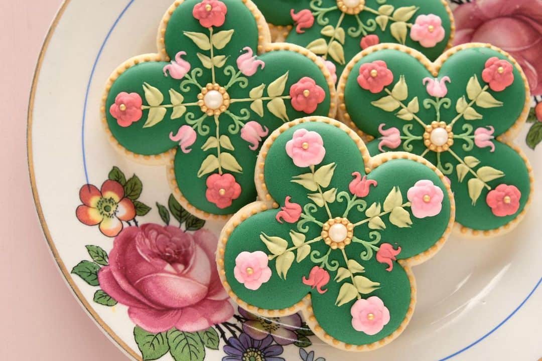 KUNIKAのインスタグラム：「Mini rose garden tile cookies🌹  以前ロンドンのマーケットで買ったお皿と一緒に。 マーケットに行ける日が待ち遠しいぞ。 ロックダウン終了まであと12日🇬🇧  #artofkunika」