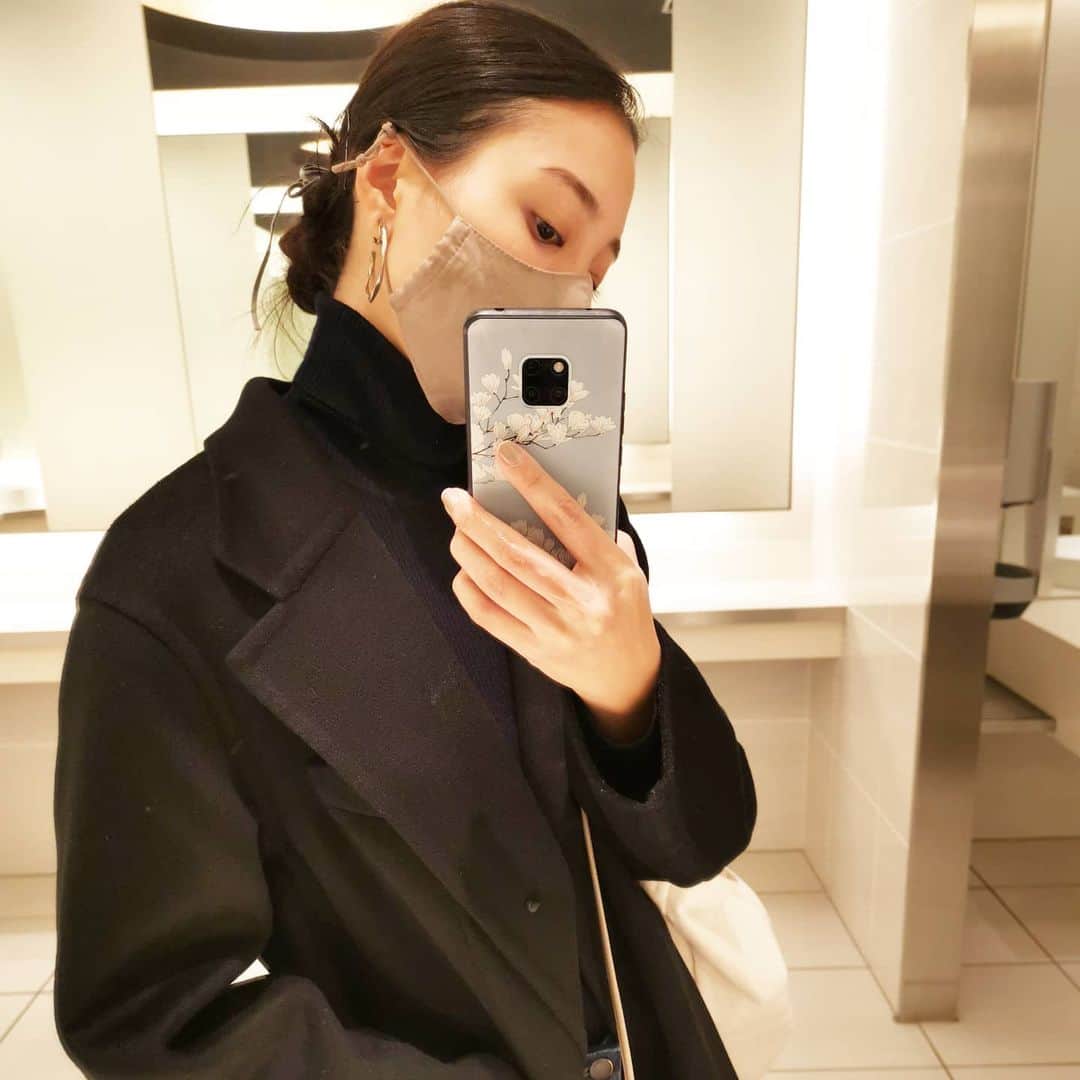 ayaka8880のインスタグラム：「. . 全身ユニクロ。 . オーガニックのブラウンマスク。 . 低めシニョンに結んだリボンはなんと3COINS（初めて買った！）。 . 全てを自撮りに収めたかったけど、難しかったです🤧 . .」