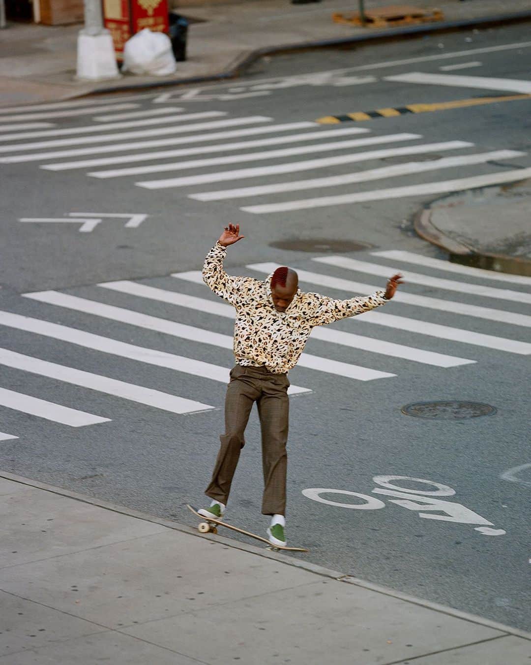 MR PORTERのインスタグラム：「“The Dancing Kid”, Mr Hedi Slimane’s latest collection for CELINE HOMME, takes inspiration from the freewheeling spirit of skate and eboy culture. Here, New York street skater Mr Keith Hardy wears pieces from the exclusive pop-up on MR PORTER – a timely reminder that the spirit of dressing well lies in enjoying the clothes we wear, no matter where we are. Tap the link in our bio to shop the collection. @celine」
