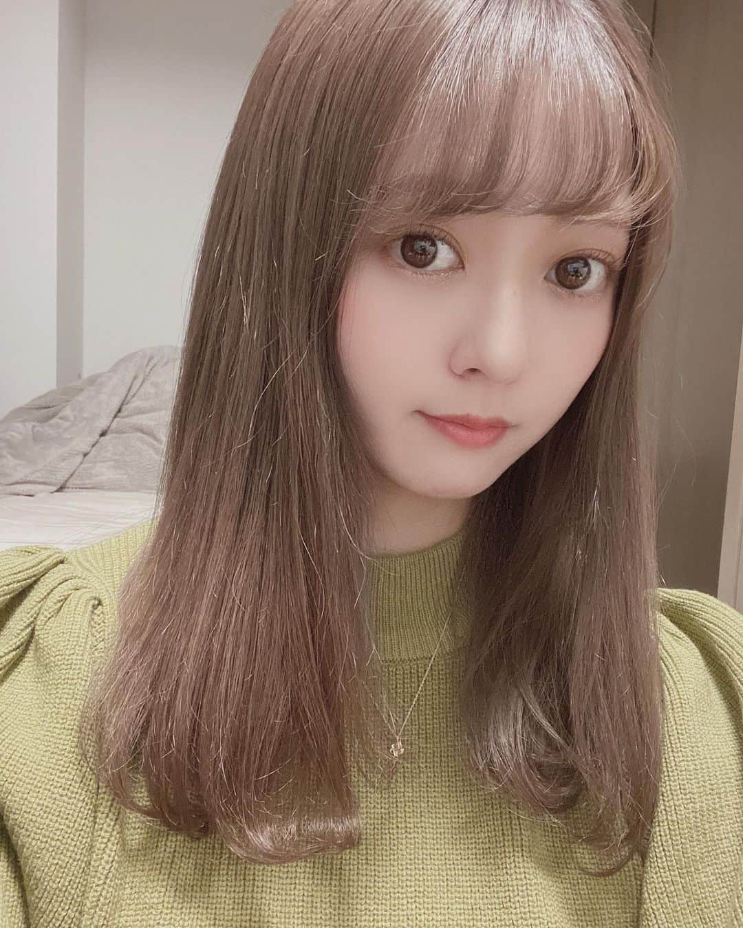末次愛梨のインスタグラム：「後ろ生活感すまねぇです…🤫 めっちゃいい色にしてくれるから 最近暗めも好きになってきた😽❣️  @yamato_takumi さん いつもありがとうございます〜♪  新しいお店も楽しみだ🥸👏  #秋カラー#ヘアカラー#暗髪カラー」