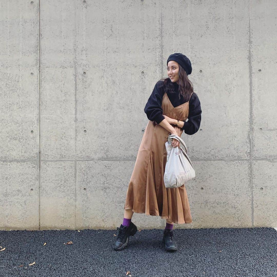 石川恋さんのインスタグラム写真 - (石川恋Instagram)「Mix&match fashion 2020 Autumn🍁 メインアイテム▶︎▶︎#LILLIANCARAT  サテンシャツ×キャミワンピセット パーカーとスニーカーを合わせてカジュアルに。 シャツとワンピースが分かれているので無限に着回しが楽しめるアイテム💜 #StyledbyRen #ootd  styling support & photo by @kon_543」11月21日 18時33分 - ren_ishikawa