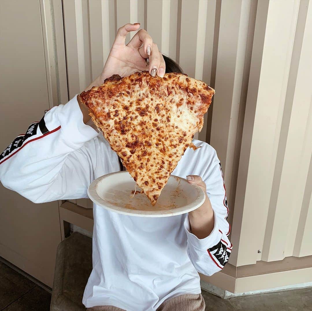 野村明日香のインスタグラム：「﻿ ﻿ コストコのピザはおっきくて美味しくてないすコスパ🍕✌🏻﻿ ﻿」