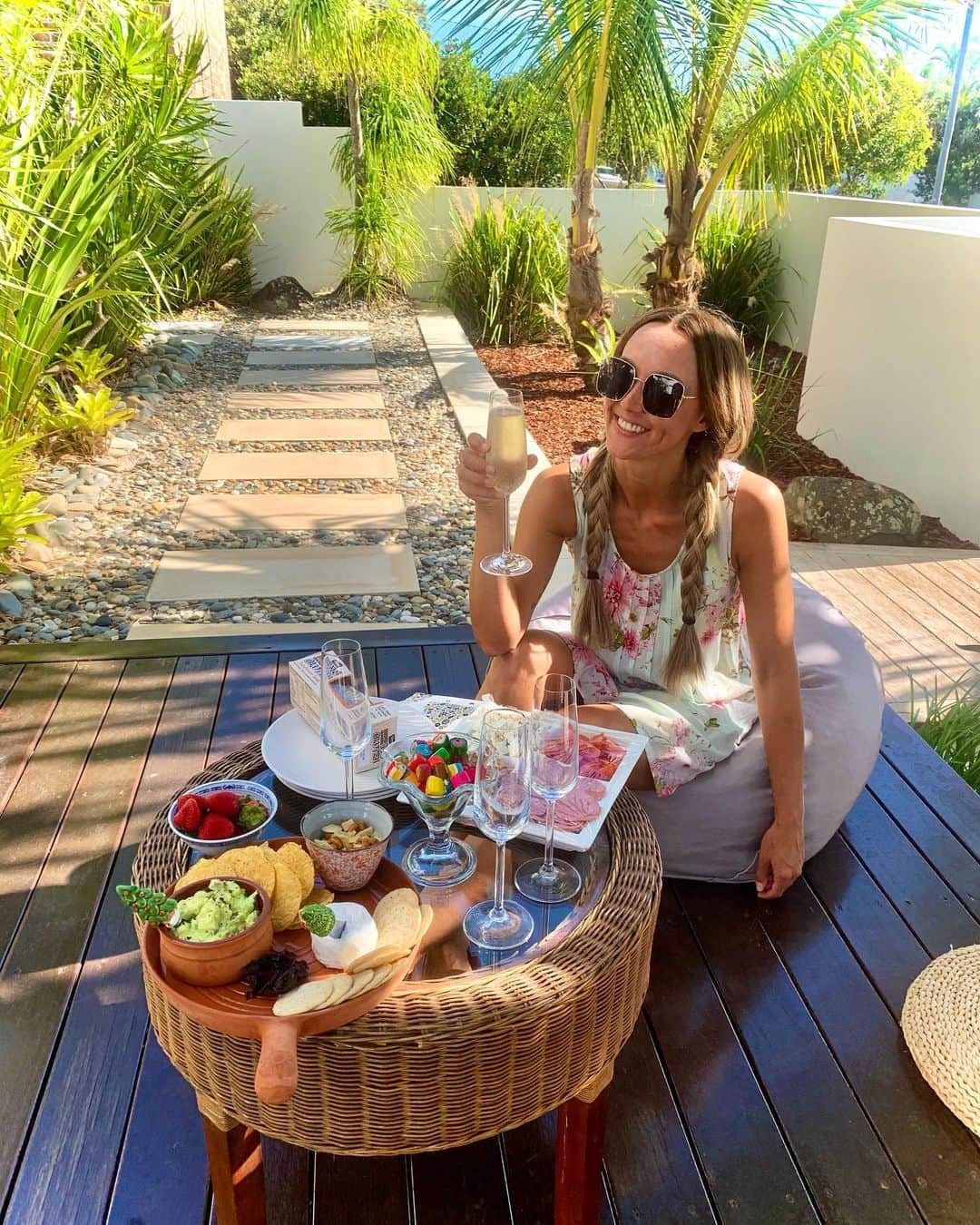 シャーニ・ヴィンソンのインスタグラム：「Saturday pre Christmas lunch 🥗 🥂 @kathryn.valentine_travels @narellevinson #cheers #christmasiscoming #neighbors #lunch #drinks #goodtimes #merry #joy #backyardblitz #spiritofchristmas 🎄」