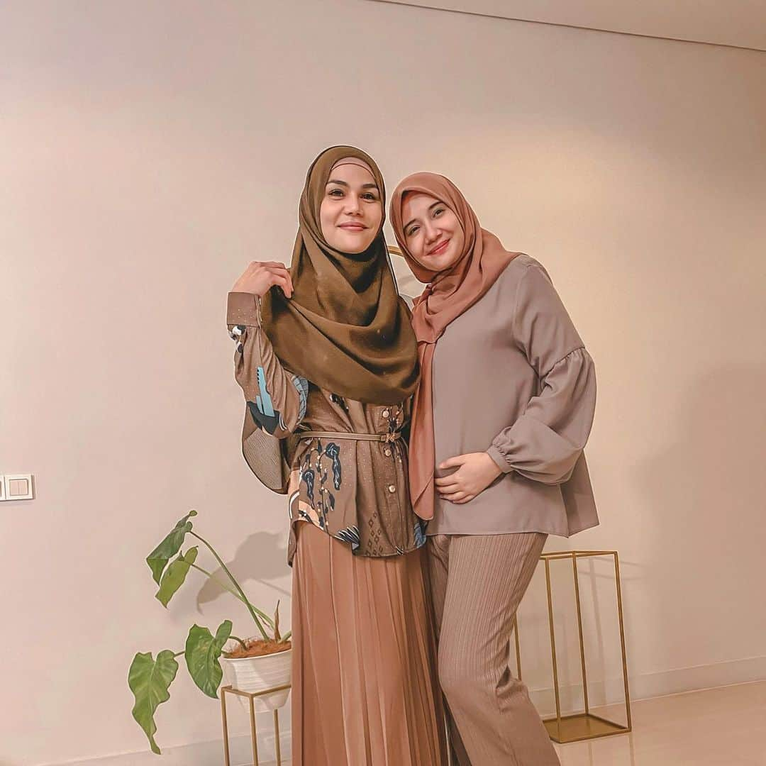 Zaskia Sungkarさんのインスタグラム写真 - (Zaskia SungkarInstagram)「Ngakak bgt hari ini 🤣 seruuu alhamdulillah , stylingin hijab buat katty ni cantik yaaa ‎مَا شَاءَ اللَّهُ makasih udah jenguk kita @aimanrickyy @dj_kattybutterfly36」11月21日 18時39分 - zaskiasungkar15