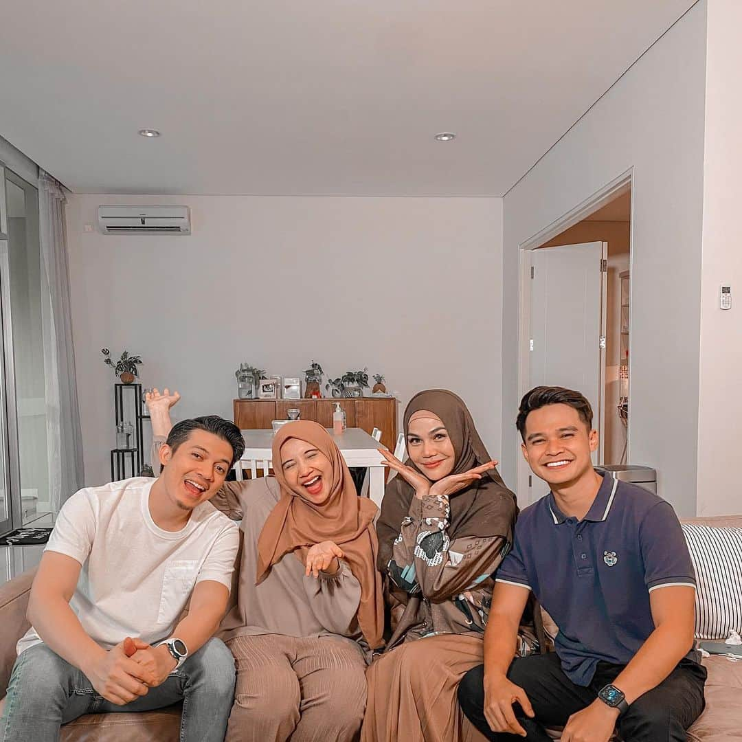 Zaskia Sungkarさんのインスタグラム写真 - (Zaskia SungkarInstagram)「Ngakak bgt hari ini 🤣 seruuu alhamdulillah , stylingin hijab buat katty ni cantik yaaa ‎مَا شَاءَ اللَّهُ makasih udah jenguk kita @aimanrickyy @dj_kattybutterfly36」11月21日 18時39分 - zaskiasungkar15