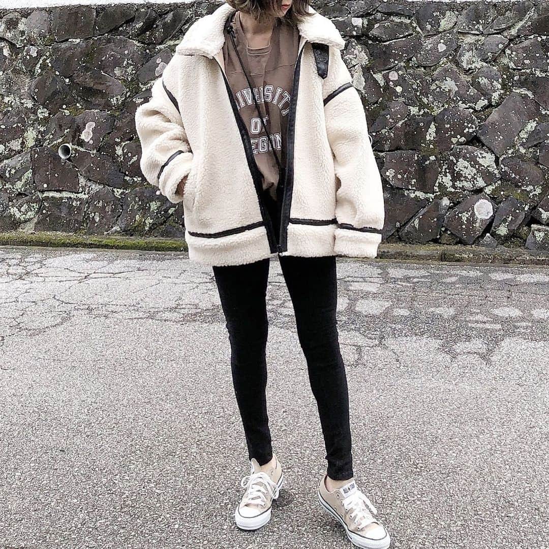 のインスタグラム：「. ボアムートンブルゾン♡ この大きめなサイズ感が可愛い😍💕 スカートと甘辛mixに着ても 合いそう🙌🏻✨ オンラインストアでクーポンフェアしてました𓂃 𓈒𓏸  . . . #ボアブルゾン　@arholiday  #ロゴT #arholiday #スキニー　@grl_official  #converse #コンバース . . .  #今日の服#ロカリ#おちびコーデ#locari#ootd_kob#ponte_fasion#mineby3mootd#152cm#152cmコーデ#低身長コーデ#大人カジュアル#アンティローザホリデー」