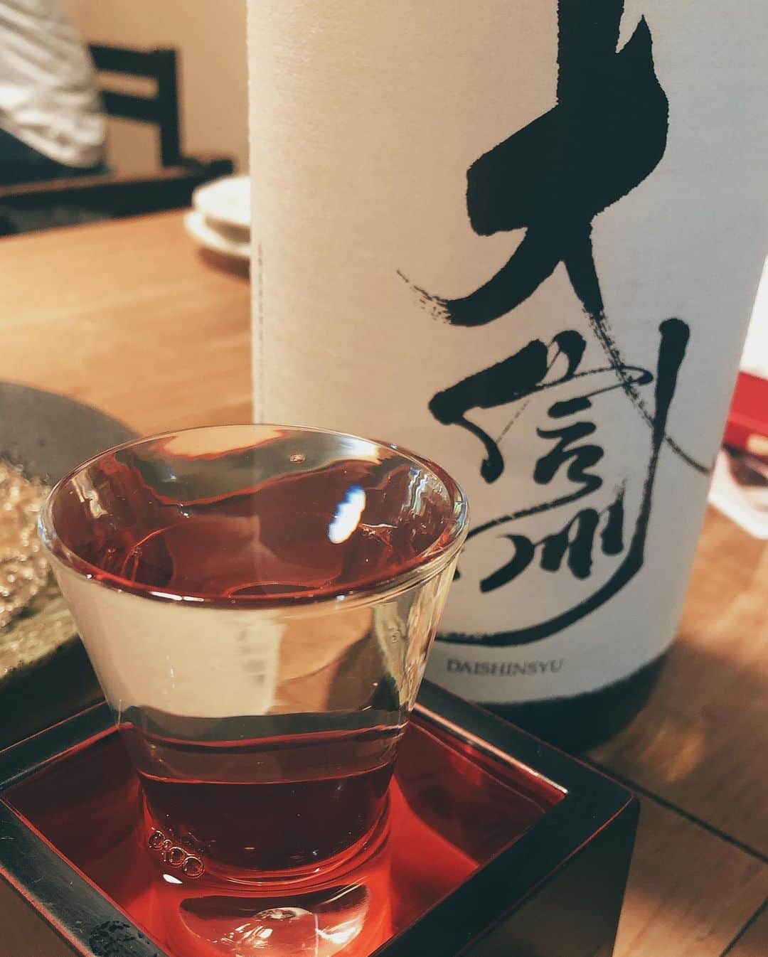 阿部洋子さんのインスタグラム写真 - (阿部洋子Instagram)「🦀🦀🦀 お風呂上がりに #香箱蟹  #美味しゅうございました  #sake」11月21日 18時41分 - hirocoring