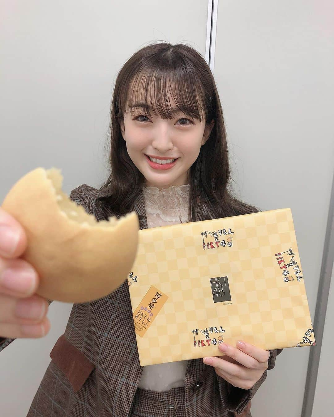 田島芽瑠さんのインスタグラム写真 - (田島芽瑠Instagram)「博多通りもん×HKT48💗  博多通りもんさんとHKT48のコラボ商品が今日から劇場のロビーで発売されます！！！ ※オンラインでの発売は11月24日からになります🙇‍♀️  メンバーの小田ちゃんがデザインした包装が可愛すぎる🥰 1枚目の写真は小田が「これです！めるさんのこの顔です！これを描きました」って言いながら撮ってくれたよ😂  お土産にも自分用にもオススメです！是非ゲットしてください❤︎ 通りもん大好きだからめちゃくちゃ嬉しい！  #博多通りもん #通りもん #博多土産 #福岡土産 #hkt48 #hkt」11月21日 18時44分 - meru_chan_official