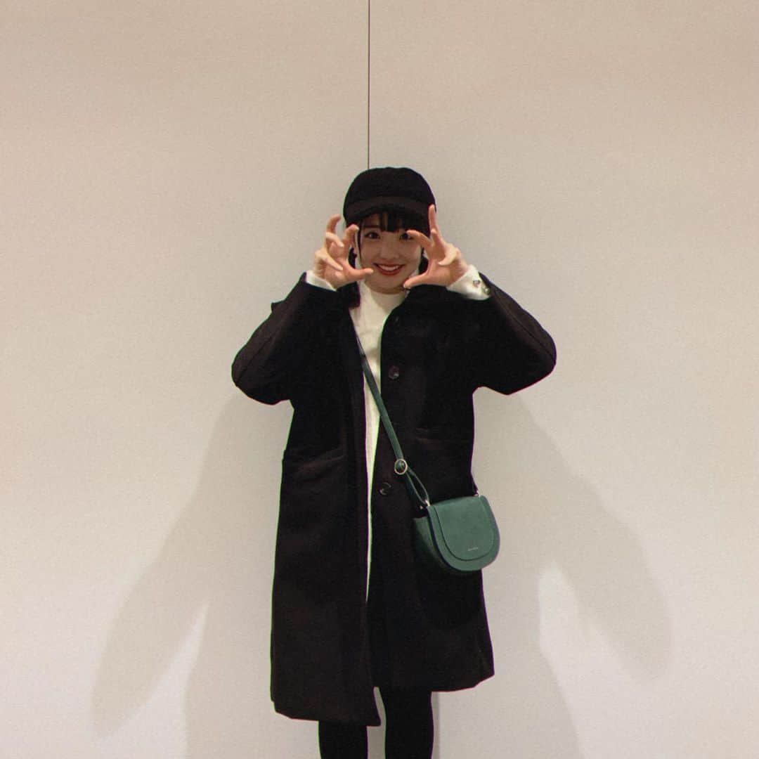 白井杏奈のインスタグラム：「・ まっくろくろすけ⚫️  相変わらず変なポーズしかできなかった🤷🏻‍♂️ #白井杏奈#私服#冬私服#コーデ#冬コーデ#黒コーデ#帽子お気に入り」