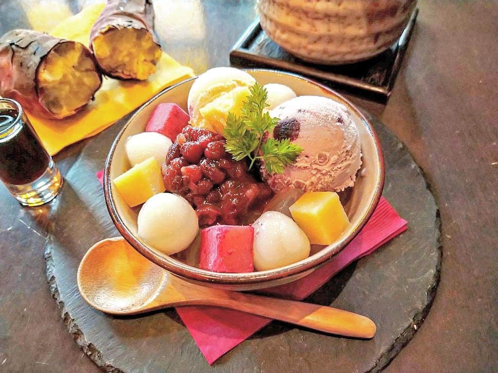 おいもカフェ金糸雀のインスタグラム：「. さつまいもアイスや紫芋アイス、芋ようかん等、おいものスイーツをたくさん詰め込んだ人気の『おいも鎌倉あんみつ』。 寒天や小豆と合わせれば、和のお芋の甘さが口に広がります♪ 秋、紅葉でにぎわう鎌倉で頂く彩り鮮やかな白玉あんみつです(^^) . #おいもカフェ金糸雀 #おいもカフェ #鎌倉 #小町通り#湘南 #神奈川#カフェ #鎌倉カフェ #湘南カフェ #神奈川カフェ #鎌倉スイーツ #鎌倉グルメ #鎌倉デート #鎌倉散歩 #鎌倉旅行 #あんみつ #スイーツ #おいも #芋 #紫芋 #さつまいも #スイートポテト #おいもスイーツ #おいもアイス #おいも 好き #白玉 #かわいい #kamakura #가마쿠라 . 《おいもカフェ金糸雀》 営業時間：10:00-18:00(L.O.17:30) 定休日：水曜日 248-0006 神奈川県鎌倉市小町2-10-10 小町TIビル1F TEL：0467-22-4908」