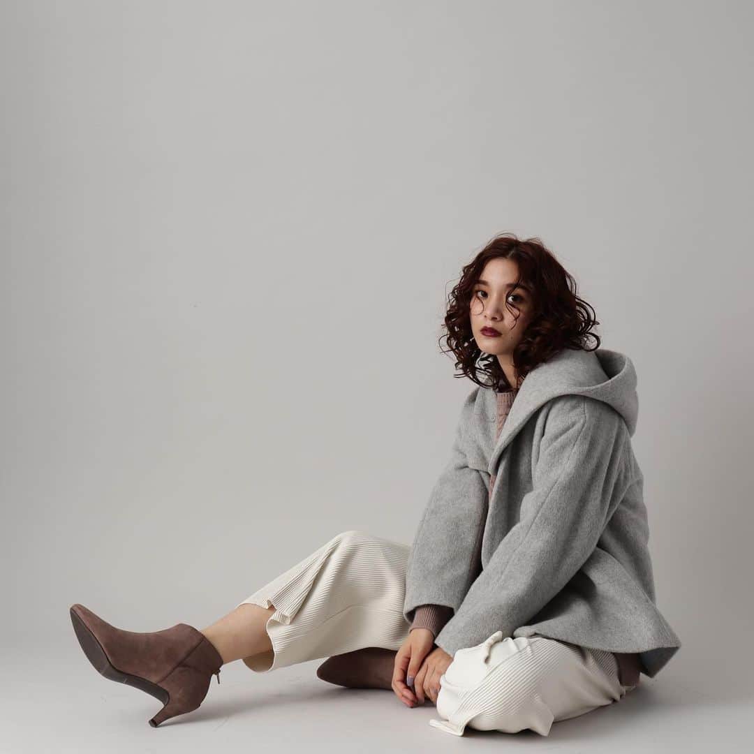 ozoc_officialのインスタグラム：「【2020 WINTER OUTER CATALOG】﻿ ﻿ ……………………………………………………﻿ ﻿ いよいよ冬本番。今年はどのアウターにする？？﻿ ﻿ ◾︎カジュアルに着こなすなら、ショートアウターでゆるっと合わせたい﻿ ﻿ ﻿ ……………………………………………………﻿ ﻿ ﻿ ﻿ #OZOC #オゾック﻿ ﻿ #coordinate #ファッション　#コーディネート #コーデ #大人カジュアル #カジュアルコーデ #大人かわいい #ootd #code #outfit #fashion #きょコ #リラックスコーデ #autumn #今日のコーデ　#着回しコーデ　#アウターコーデ #秋冬コーデ　#コート #冬コーデ　#冬服コーデ　#ショートコート #cpoジャケット」