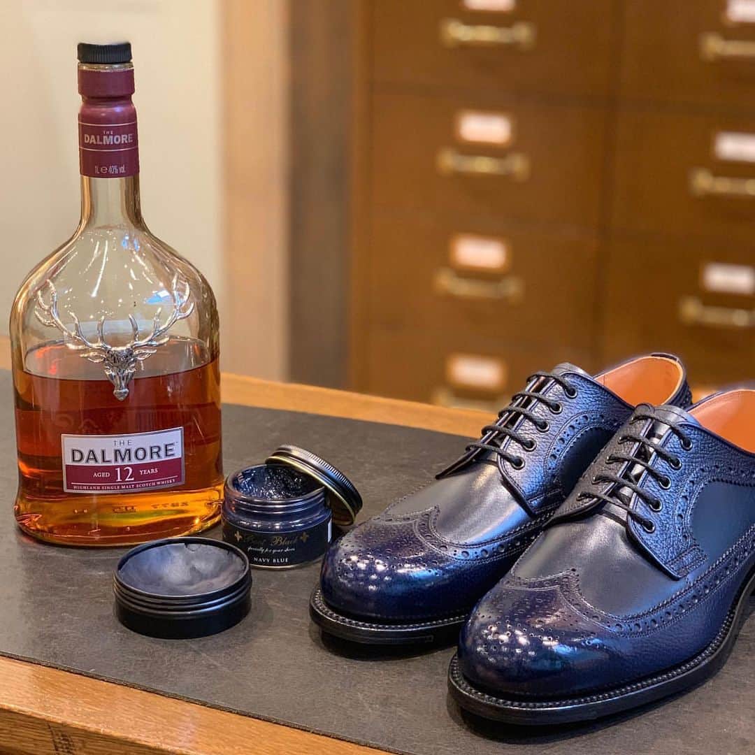 bootblack_officialさんのインスタグラム写真 - (bootblack_officialInstagram)「High shine on a pair of @scotchgrain_official shoes with a bottle of scotch whisky.   #columbus#bootblack#shoecare#shoeshine#shoepolish#shoegazing#shoestagram#mensshoes#mensfashion#leathershoes#madeinjapan#japanmade#japan#asakusa#dalmore#scotchwhisky#whisky#scotchgrain」11月21日 18時46分 - bootblack_official