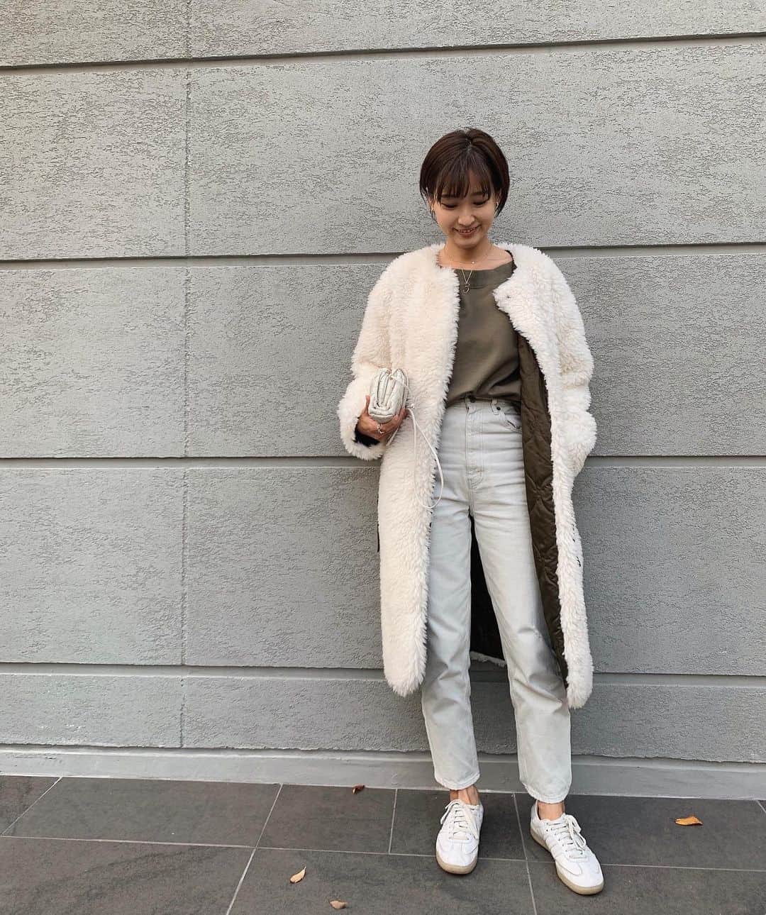 のインスタグラム：「毎年チェックしてる @casa_fline のボアコート🧥♡ 今年はボアとキルティングのリバーシブル👏 配色もデザインもタイプすぎる‼︎🙈♡♡ ・ ・ ・ ・ outer #casafline tops #spickandspan denim #stunninglure accessory #seadsmara  bag #bottegaveneta shoes #adidasoriginals #tomorrowland」