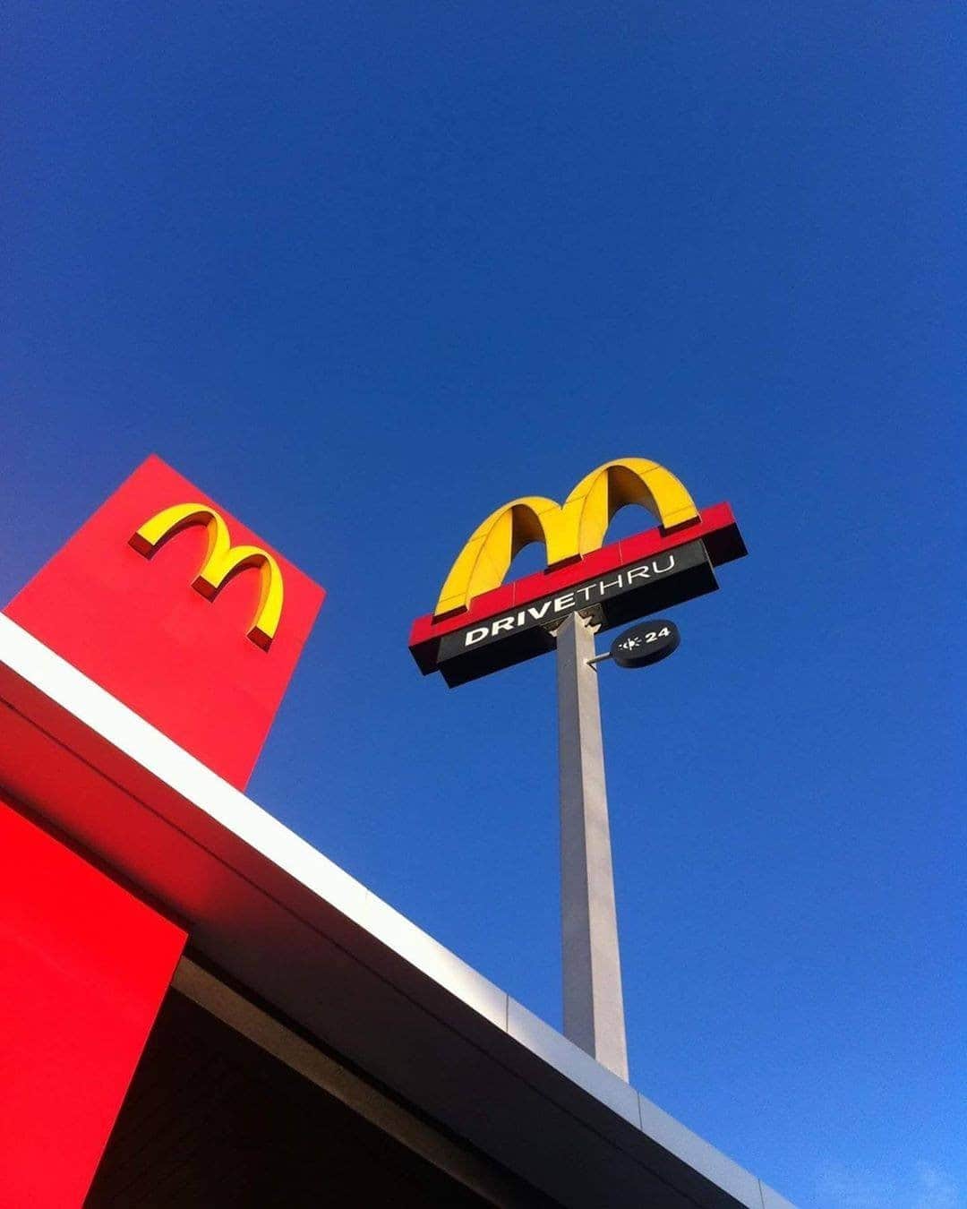 McDonald's Philippinesのインスタグラム：「Done with errands for the day? Make a pit stop at a McDo Drive-Thru before heading home! Download the McDonald's App to be a Drive-Thru VIP and get a FREE DRINK UPGRADE! 👋   DTI Fair Trade Permit No. FTEB - 103784 Series of 2020 Promo duration: September 4, 2020 to December 31, 2020   Photo by: @chaboneo」